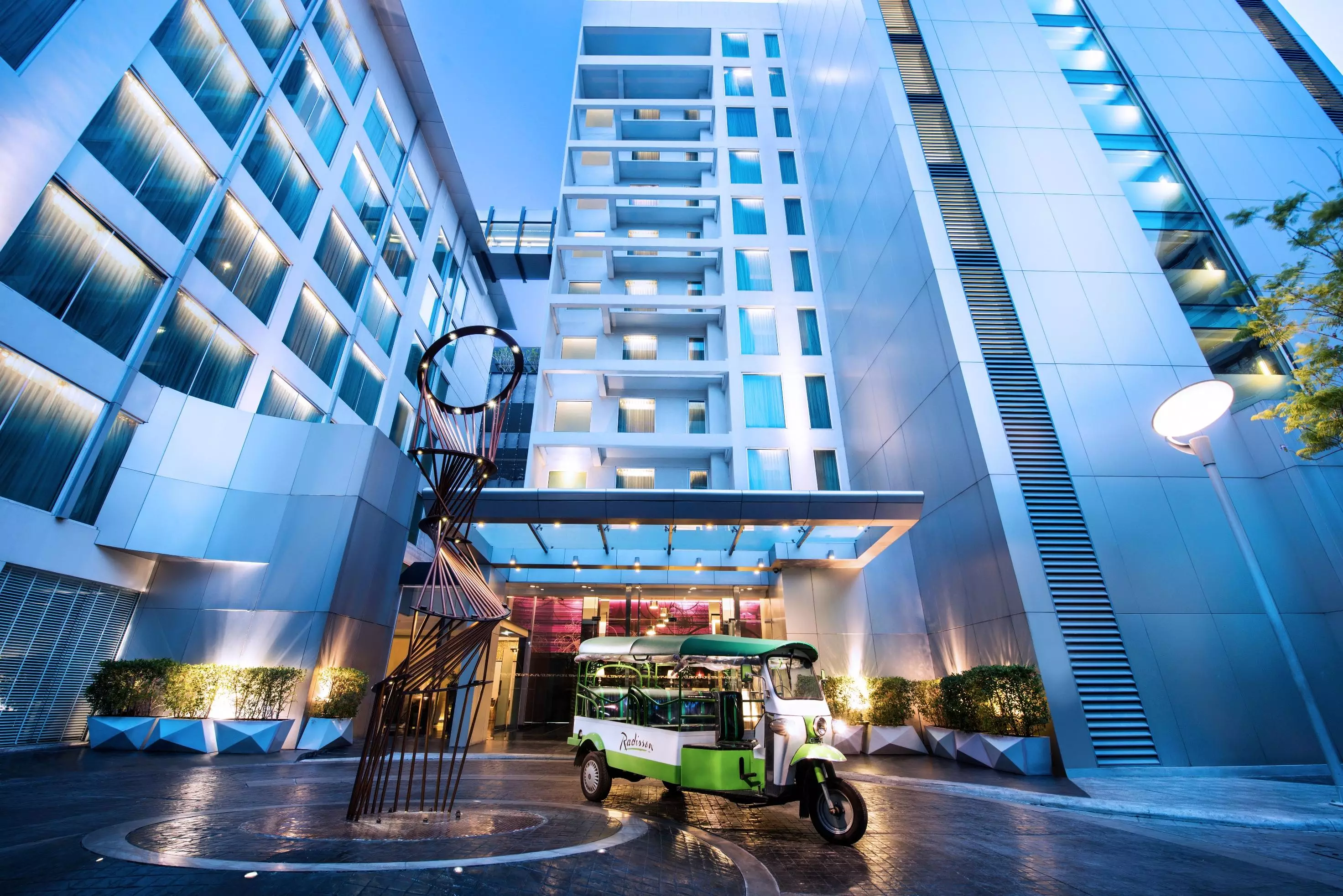 Alibaba https://cdn.alibaba.ir/ostorage/hotel-accommodation-images/6a3e5ceaeeea55934948b19d_Bangkok-Radisson-Suites-Bangkok-Sukhumvit-0.webp