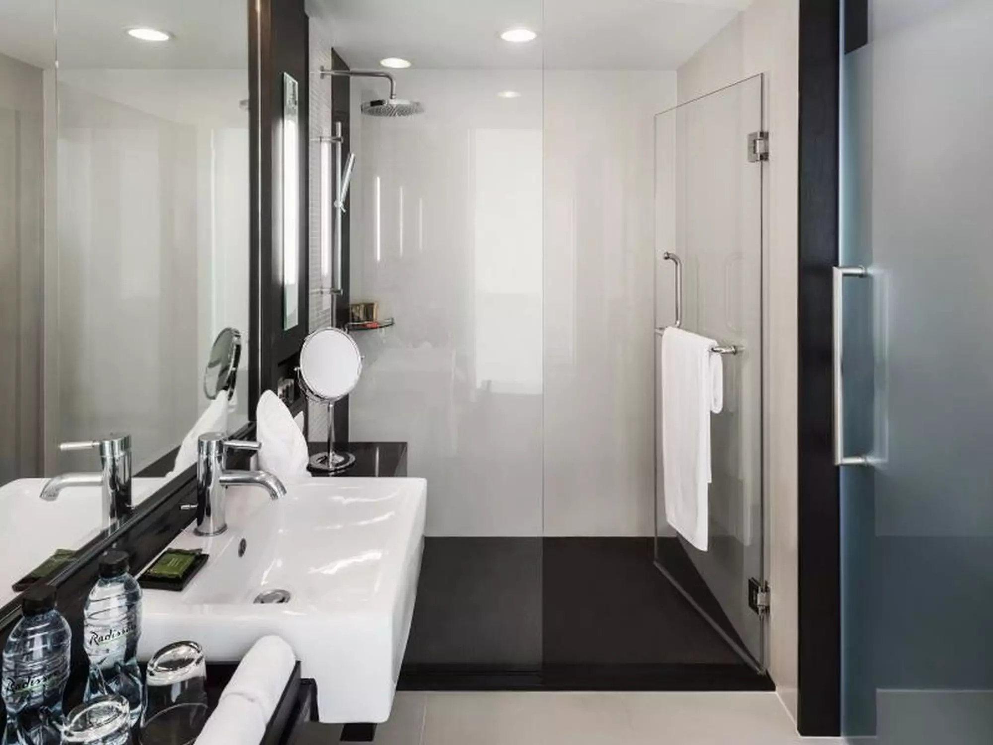 هتل Radisson Suites Bangkok Sukhumvit بانگکوک