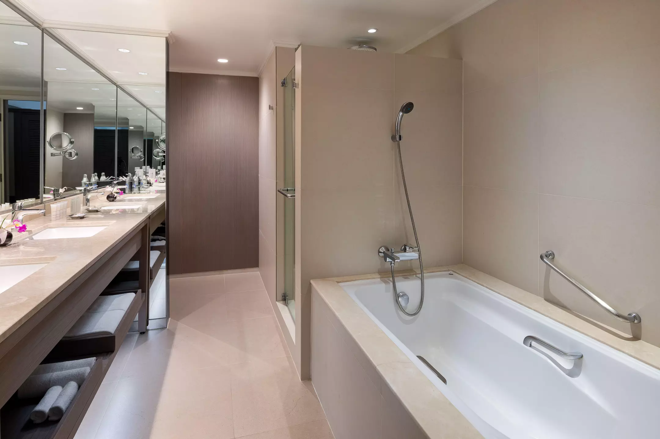 هتل Crowne Plaza Bangkok Lumpini Park بانگکوک