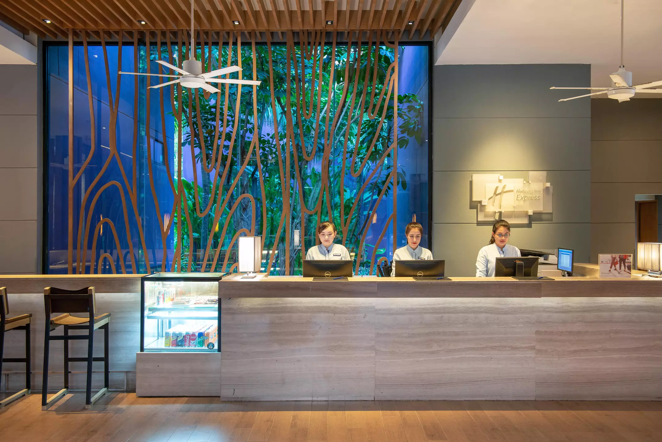Alibaba https://cdn.alibaba.ir/ostorage/hotel-accommodation-images/6a3e999feeea55934948e105_Patong-Holiday-Inn-Express-Phuket-Patong-Beach-Central-0.webp