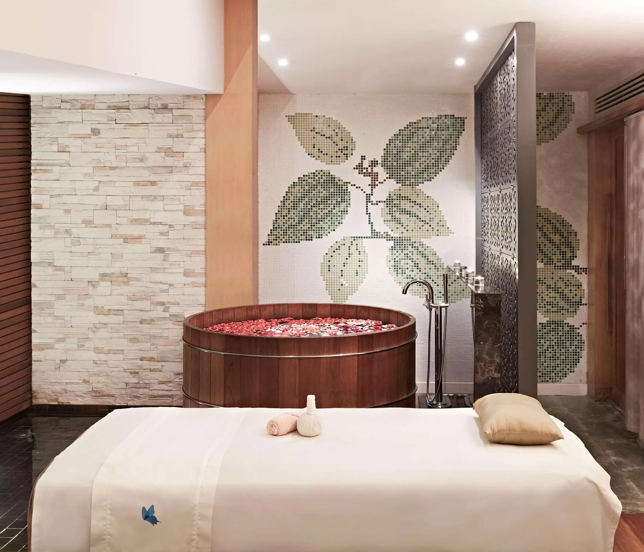 Alibaba https://cdn.alibaba.ir/ostorage/hotel-accommodation-images/6a3ebaa4eeea55934948f8f4_Bangkok-Millennium-Hilton-Bangkok-0.webp