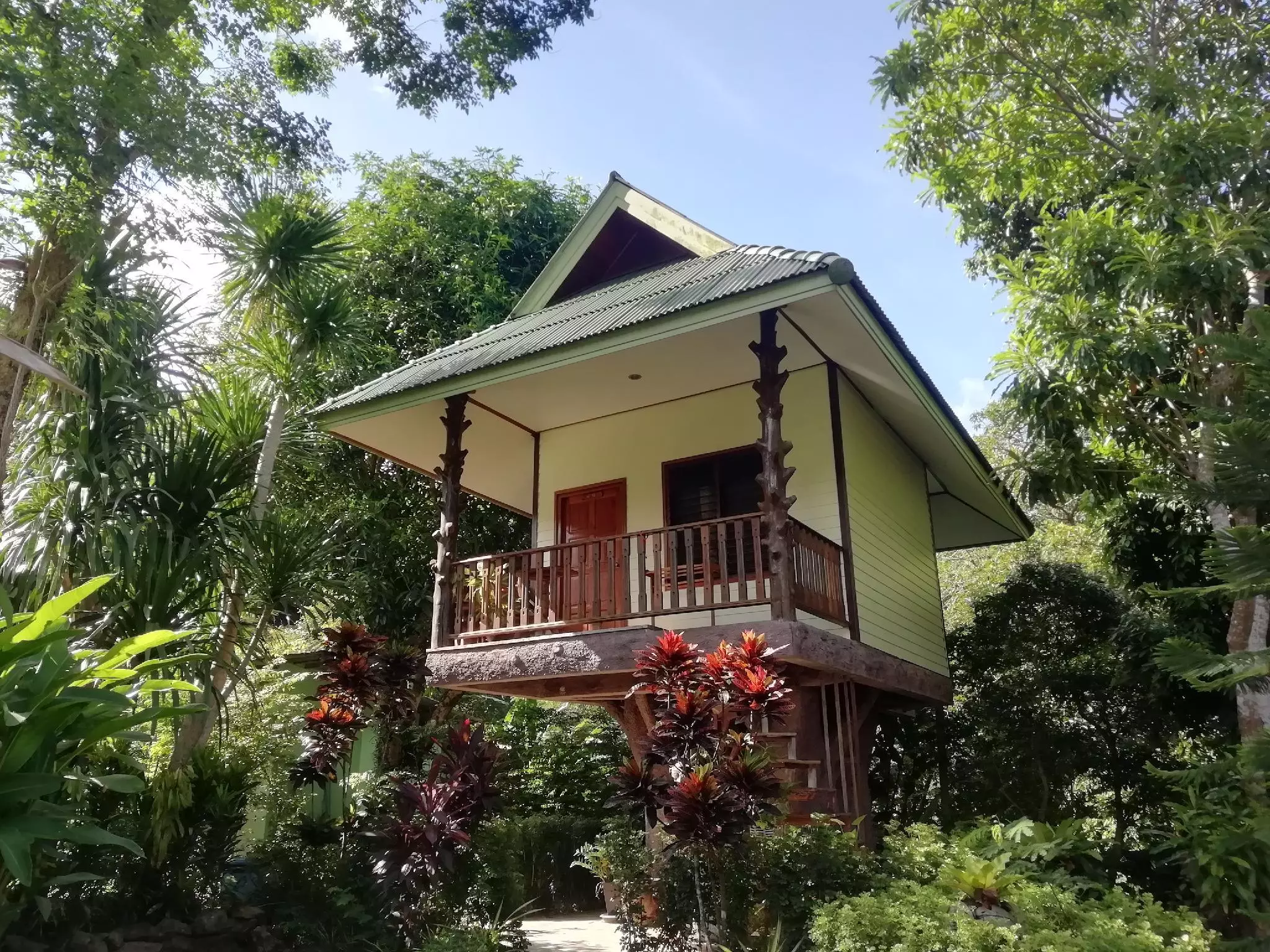 Alibaba https://cdn.alibaba.ir/ostorage/hotel-accommodation-images/6a3f5c32eeea5593494981c2_Ko-Chang-Macura-Resort-0.webp