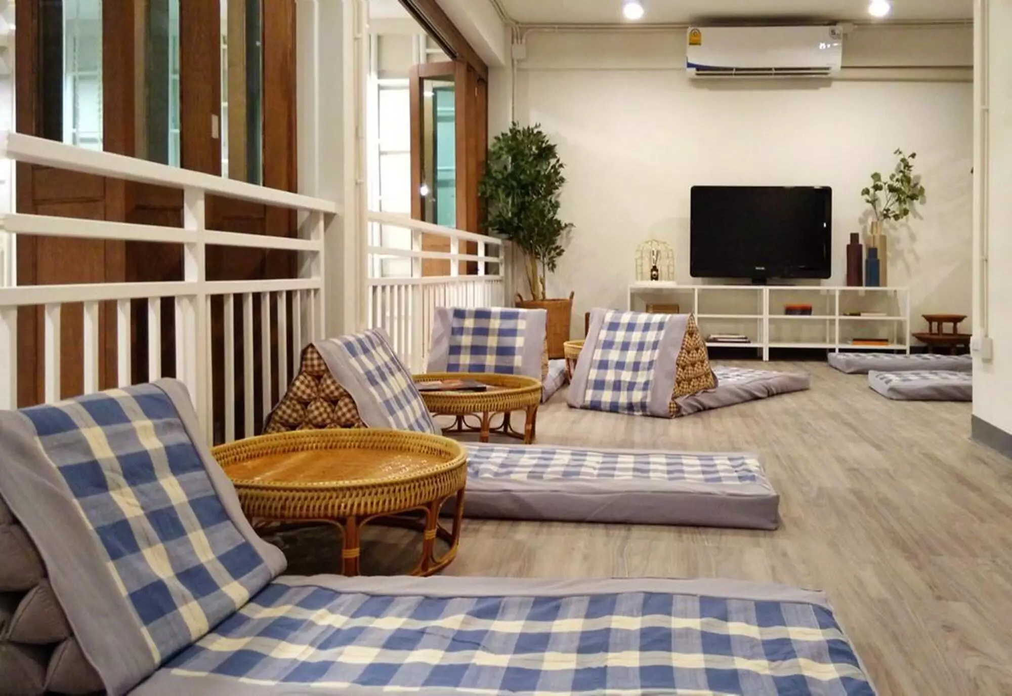 Alibaba https://cdn.alibaba.ir/ostorage/hotel-accommodation-images/6a4011bbeeea5593494a115b_Bangkok-Fun-Cafe-and-Hostel-0.webp
