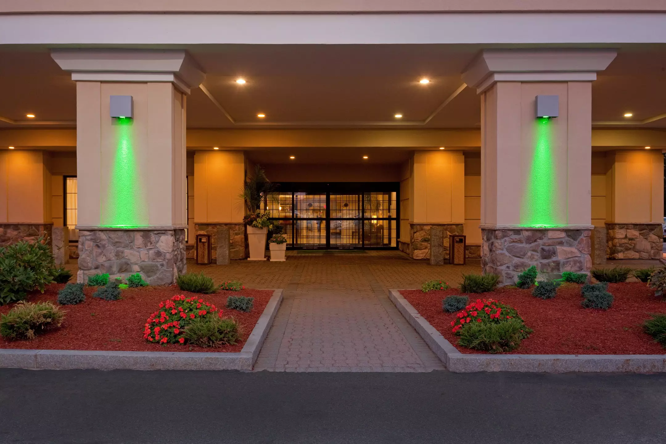 Alibaba https://cdn.alibaba.ir/ostorage/hotel-accommodation-images/6a40eb7beeea5593494ab2f5_Peabody-Holiday-Inn-Hotel--Suites-Boston-Peabody-0.webp