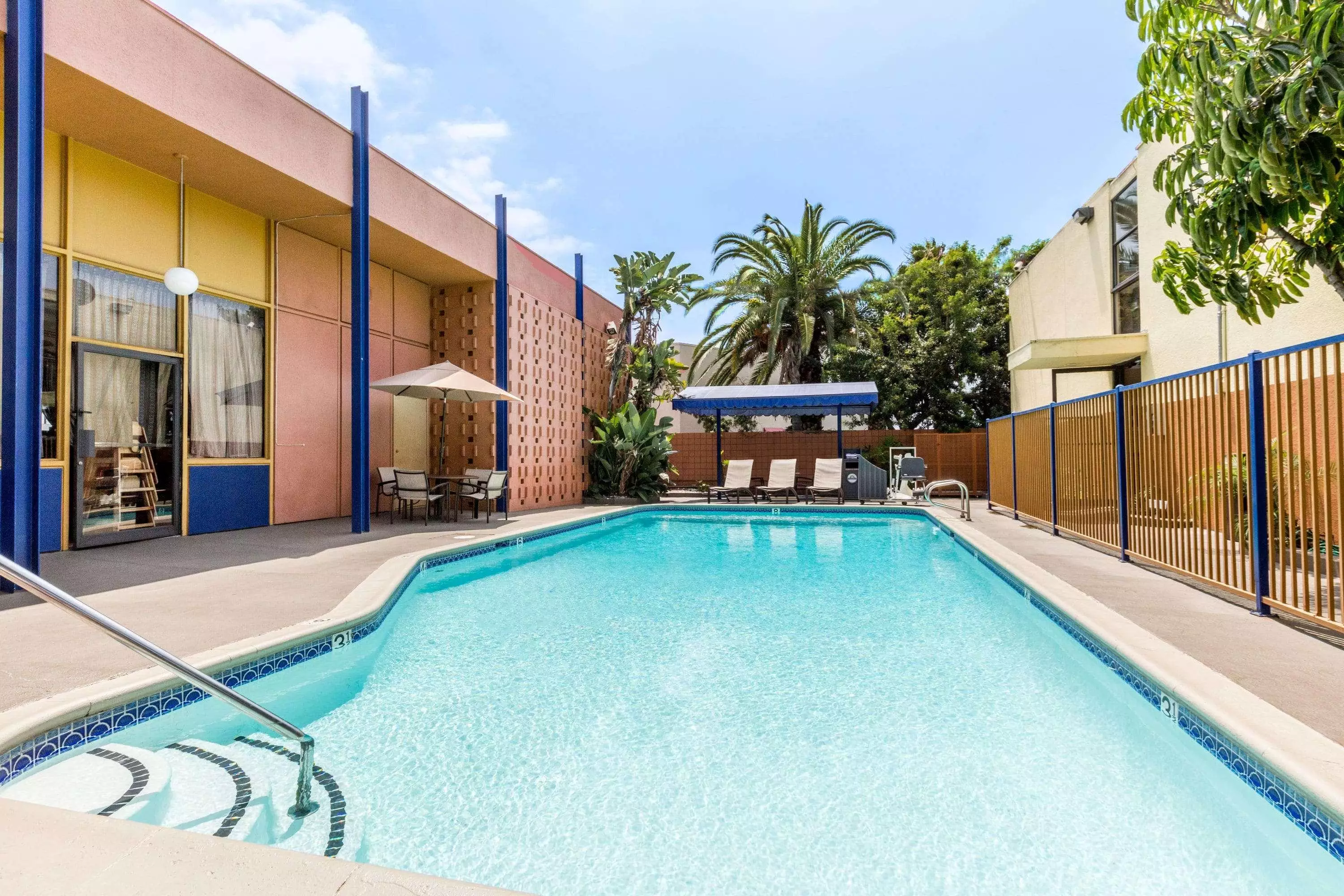 هتل Days Inn Los Angeles/Airport Center/LAX/Venice Beach/Santa M لس آنجلس