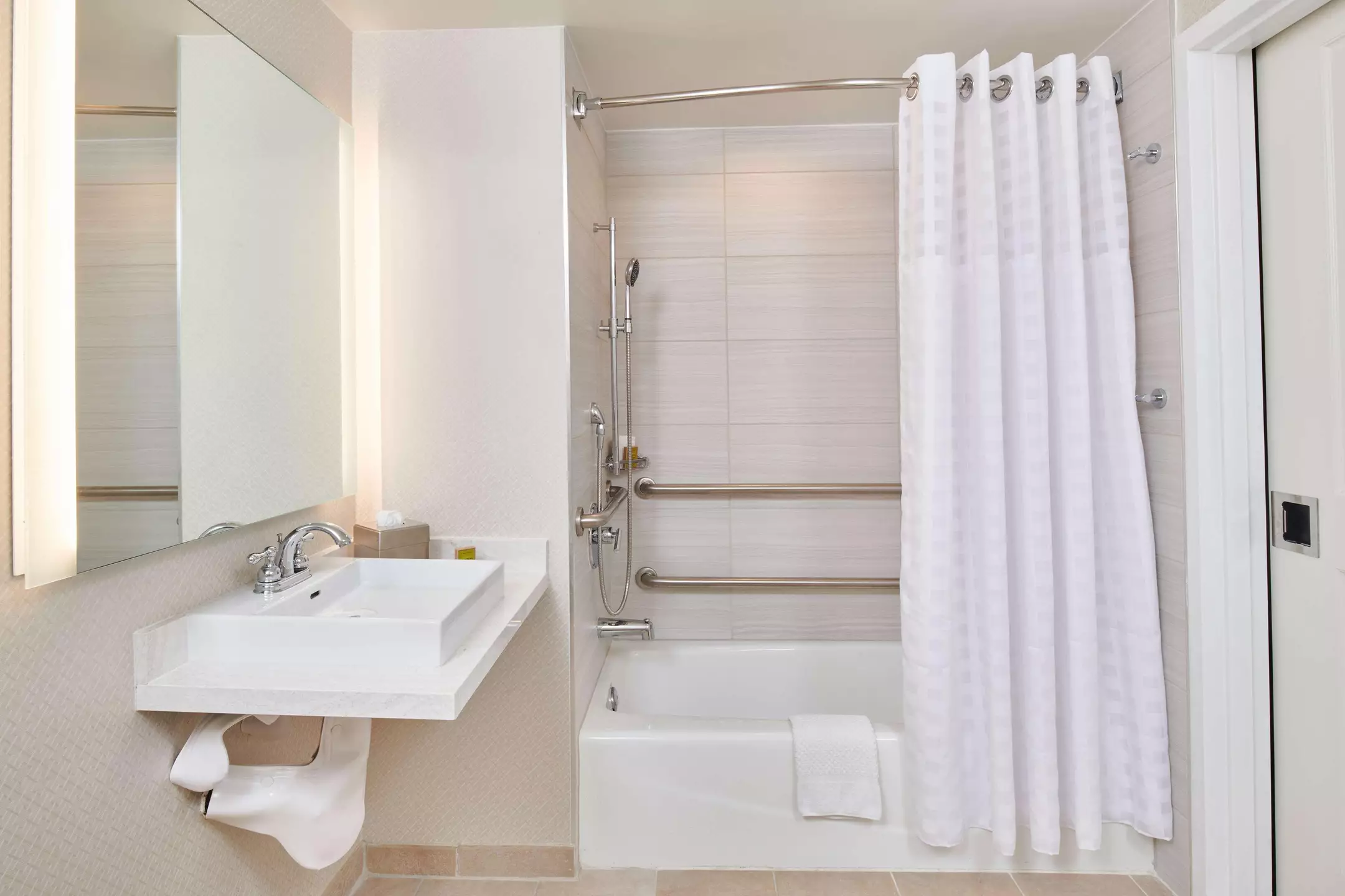 هتل DoubleTree by Hilton Irvine Spectrum Irvine