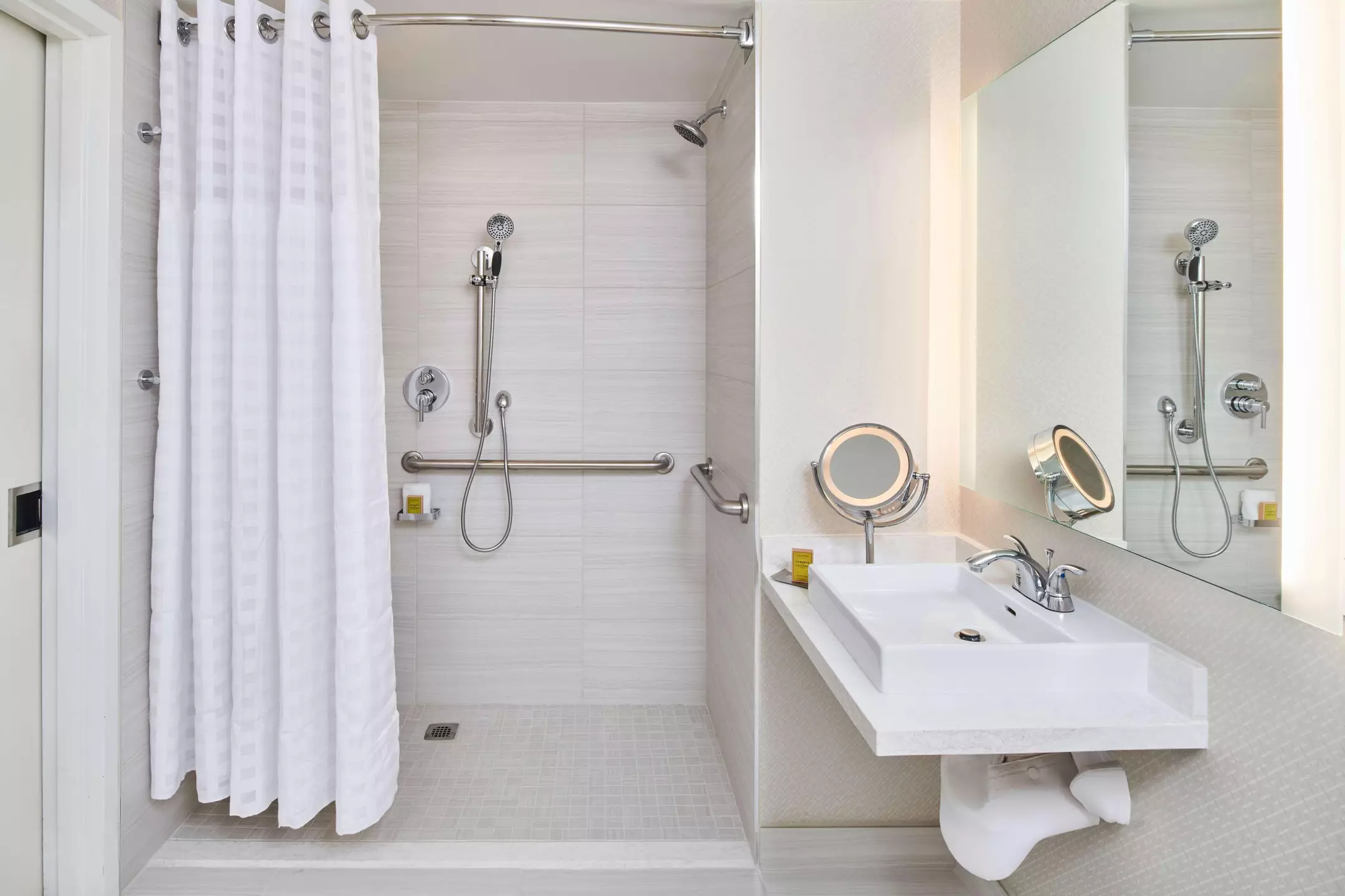 هتل DoubleTree by Hilton Irvine Spectrum Irvine