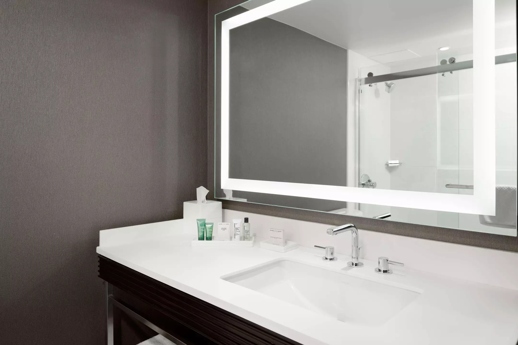 هتل Hilton Woodland Hills Woodland Hills