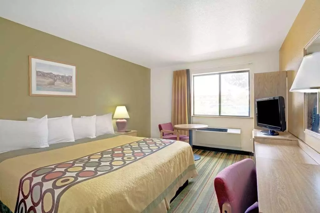 هتل Super 8 Las Vegas Strip Area at Ellis Island Casino لاس وگاس