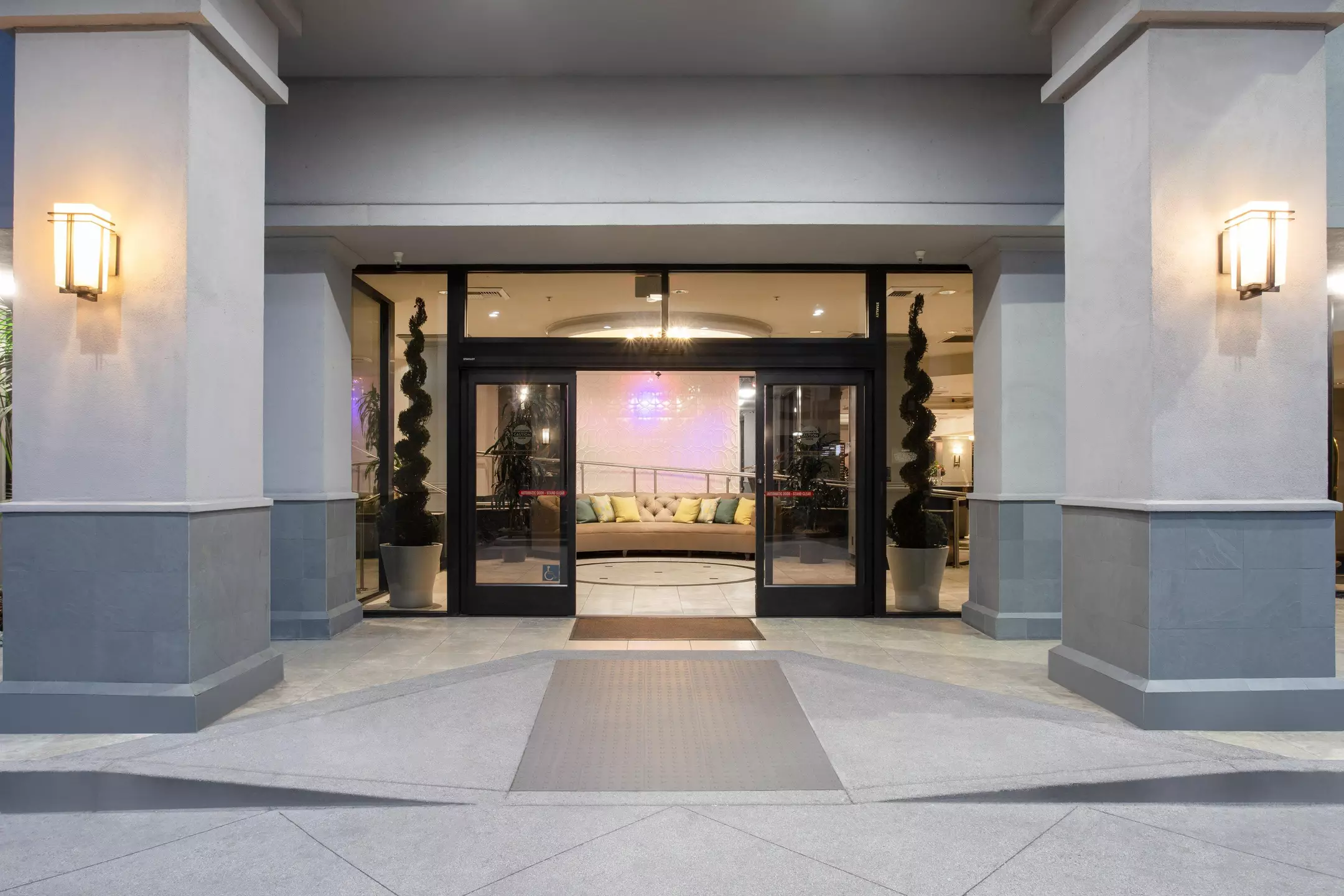 Alibaba https://cdn.alibaba.ir/ostorage/hotel-accommodation-images/6a563a5bece37da9b7d5e4e3_Costa-Mesa-Crowne-Plaza-Costa-Mesa-Orange-County-0.webp