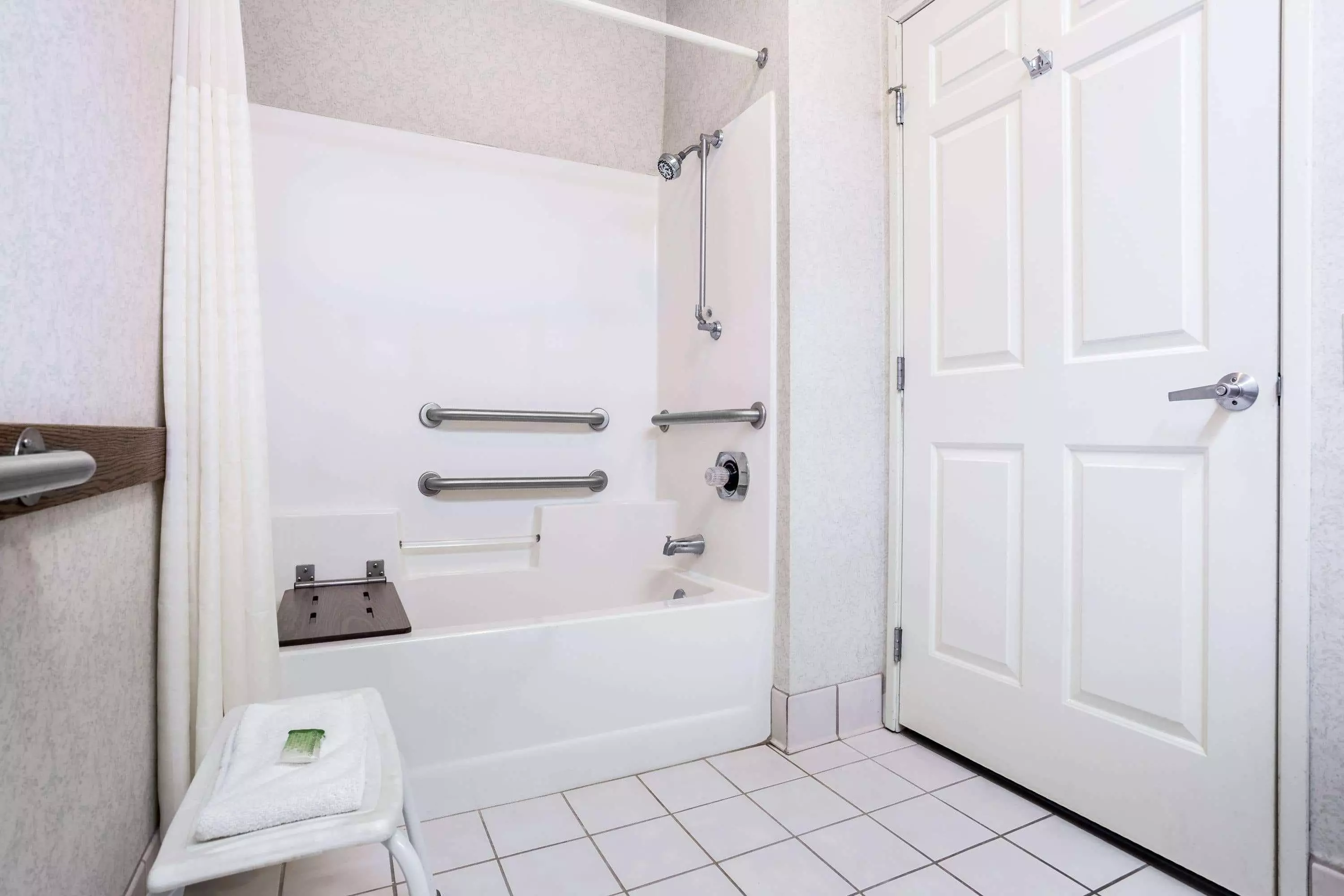 هتل AmericInn Hotel & Suites New Lisbon