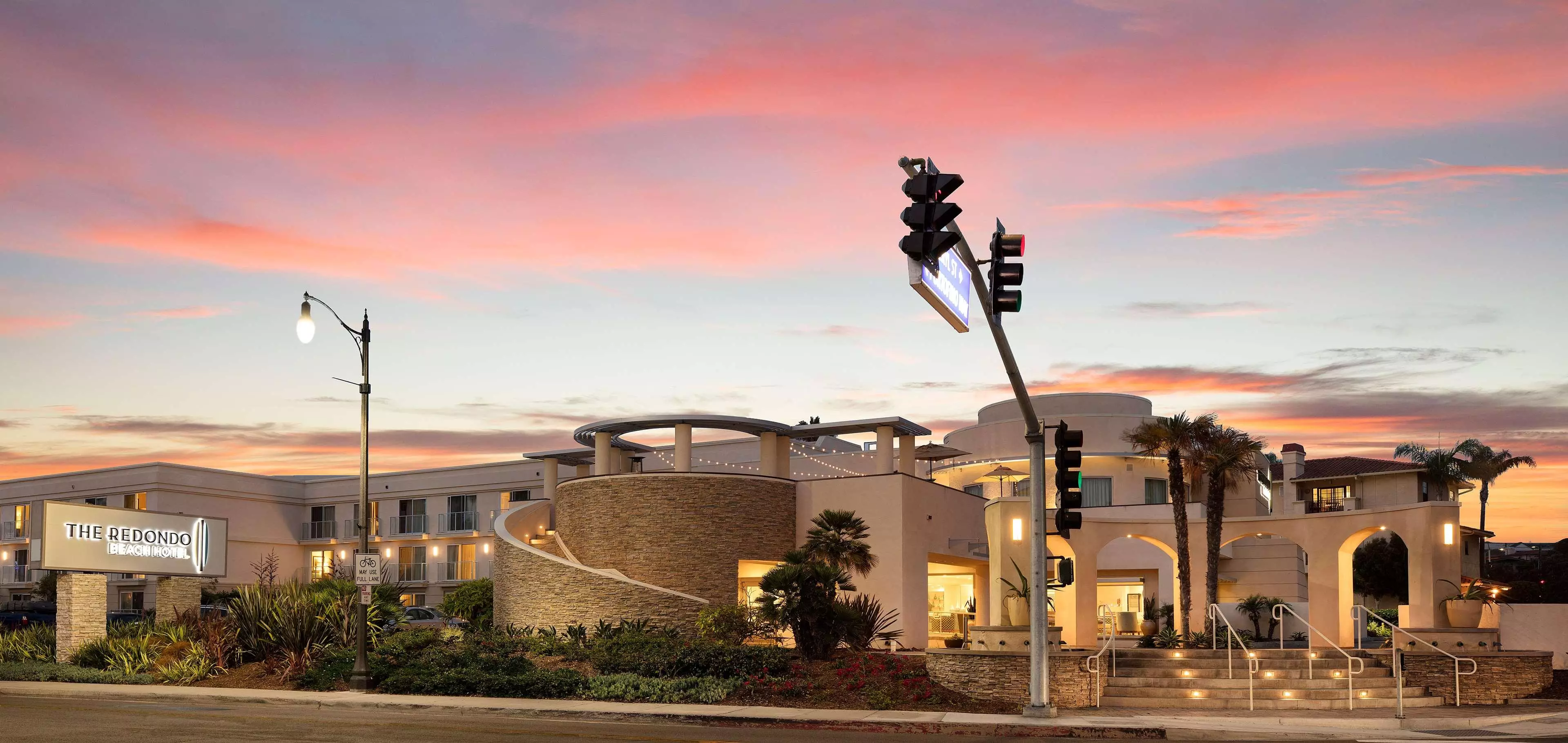 Alibaba https://cdn.alibaba.ir/ostorage/hotel-accommodation-images/6a5a9aa6ece37da9b7d90386_Redondo-Beach-The-Redondo-Beach-Hotel-0.webp