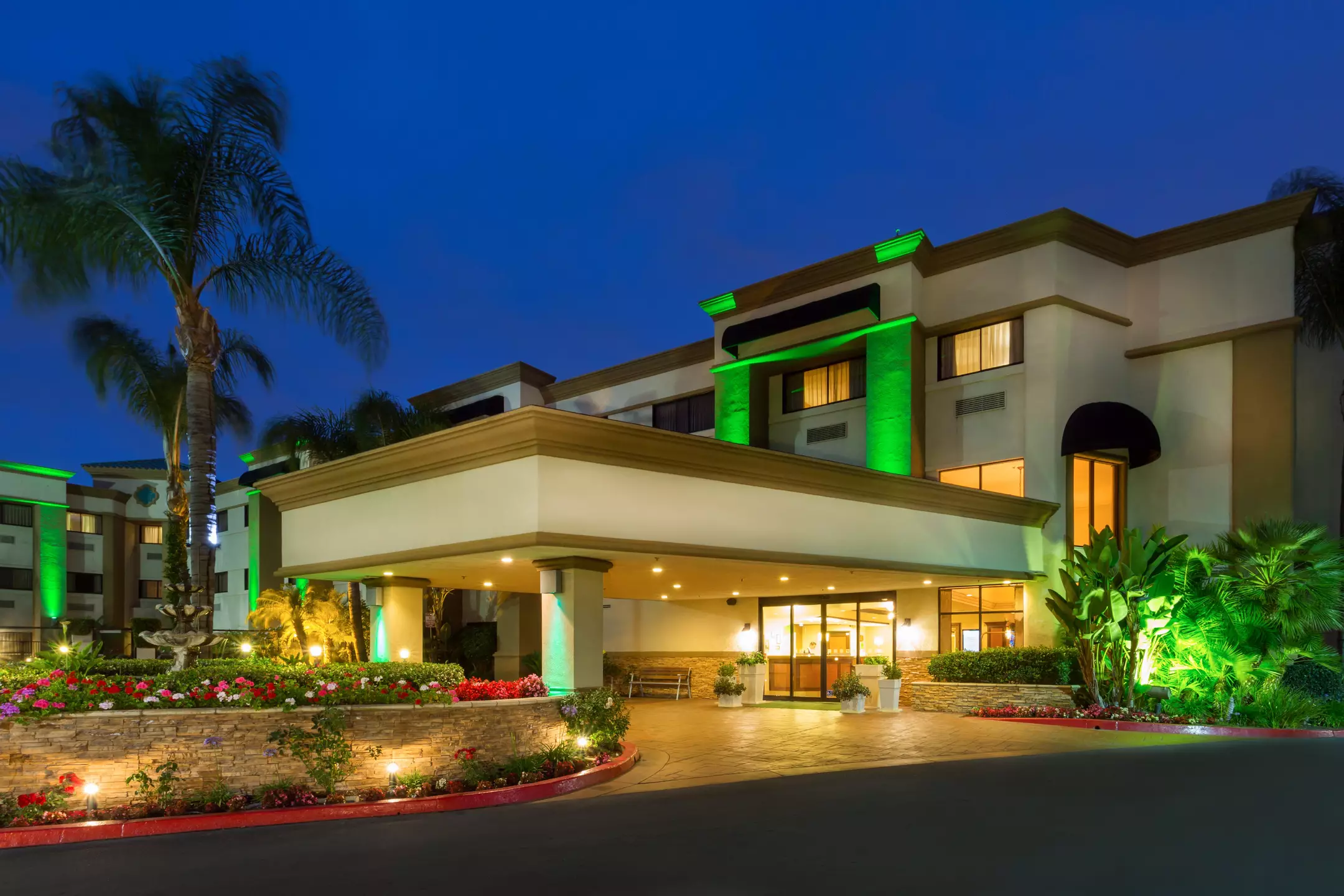 Alibaba https://cdn.alibaba.ir/ostorage/hotel-accommodation-images/6a5e2d51ece37da9b7db7b88_Santa-Ana-Holiday-Inn-Santa-Ana--Orange-County-Airport-0.webp