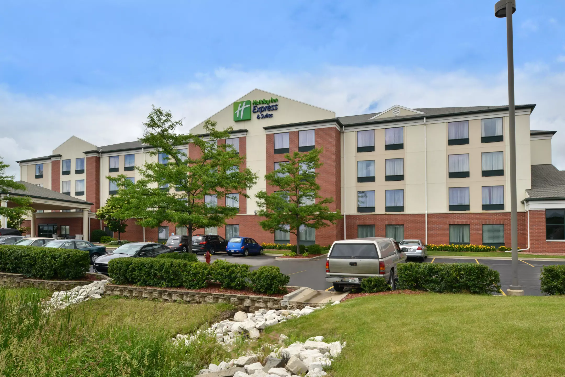 Alibaba https://cdn.alibaba.ir/ostorage/hotel-accommodation-images/6a5e3589ece37da9b7db80d7_New-Berlin-Holiday-Inn-Express-Hotel--Suites-Milwaukee--New-Berlin-0.webp