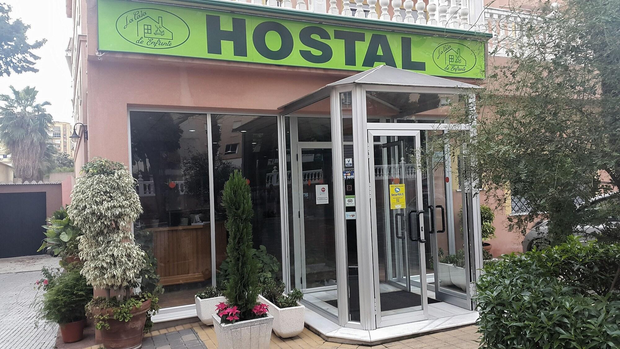 هتل Hostal La Casa de Enfrente مالاگا