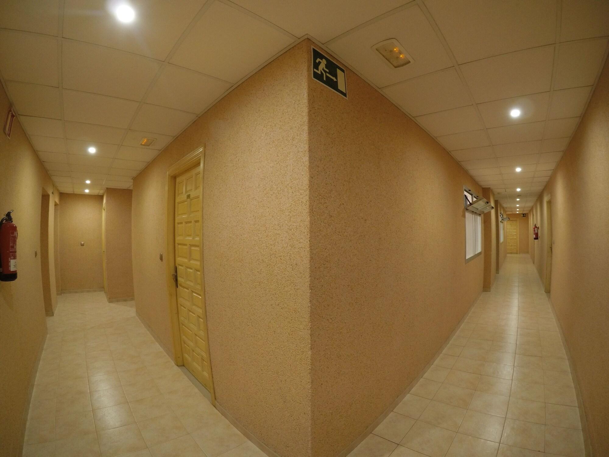 هتل Hostal La Casa de Enfrente مالاگا