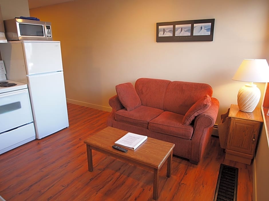 هتل West Coast Motel On The Harbour Tofino