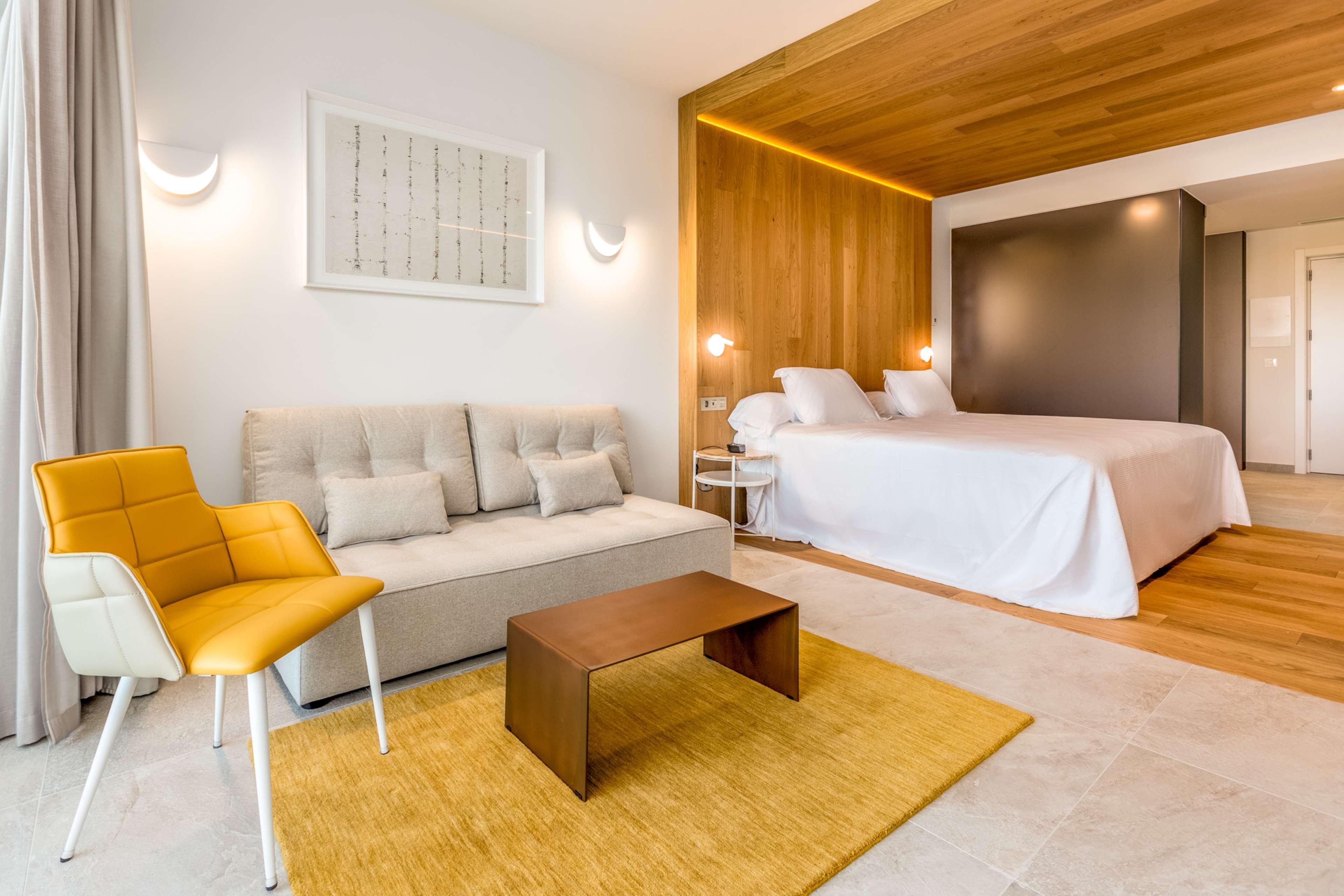 هتل Higueron Hotel Malaga, Curio Collection by Hilton Fuengirola