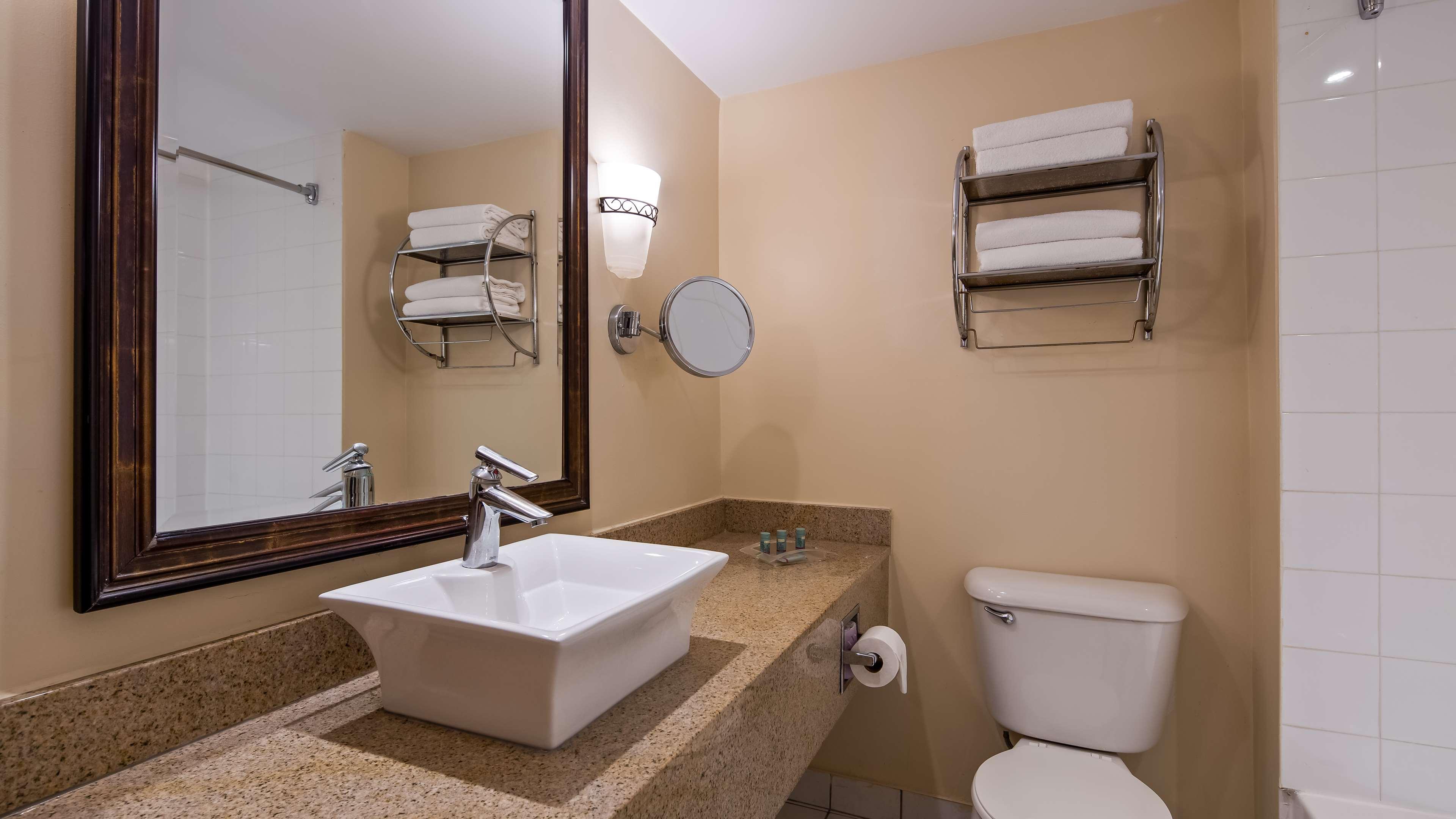 هتل Radisson Hotel Montreal Airport مونترال