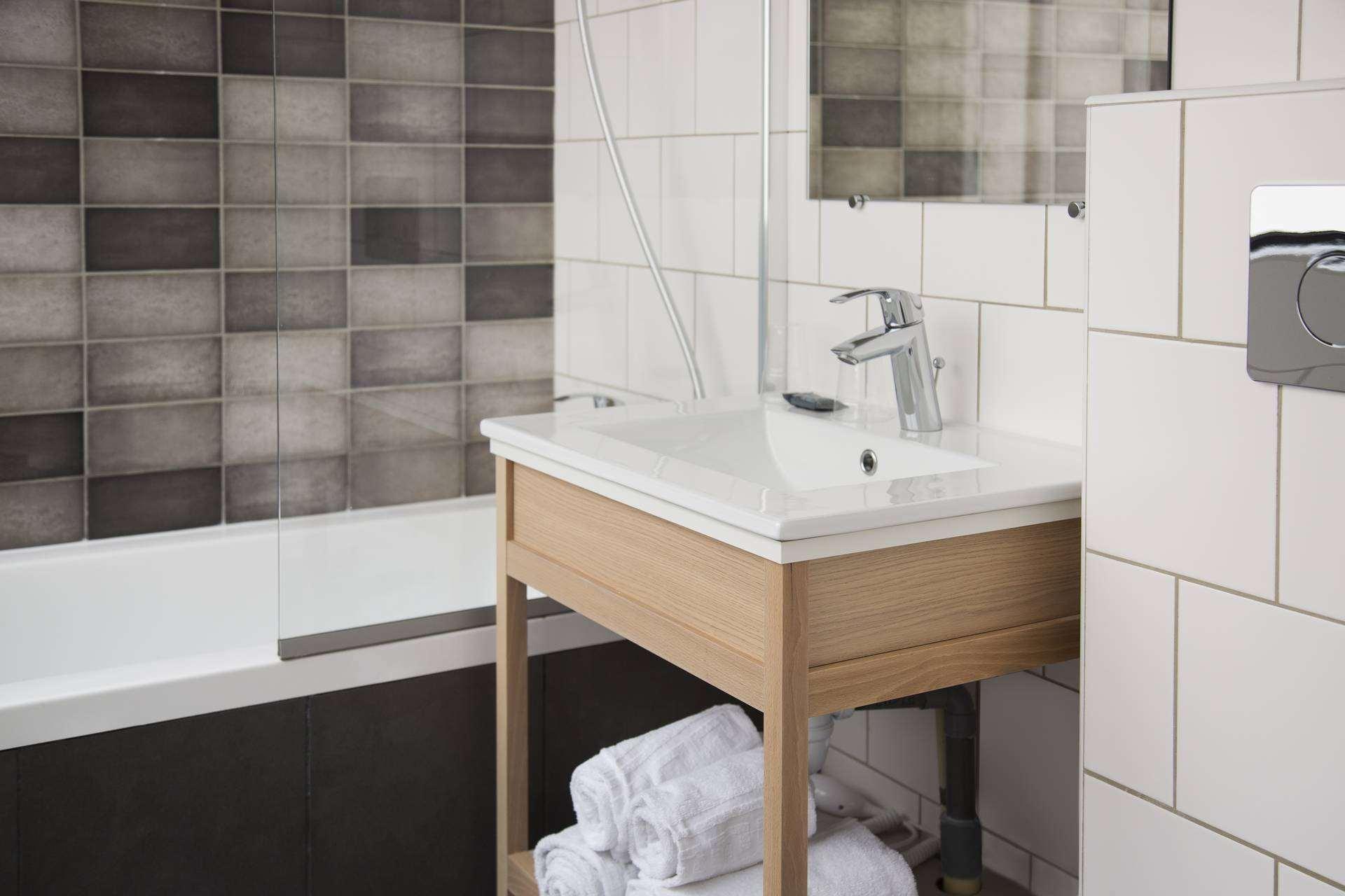 هتل Hôtel Izzy by HappyCulture Issy-Les-Moulineaux