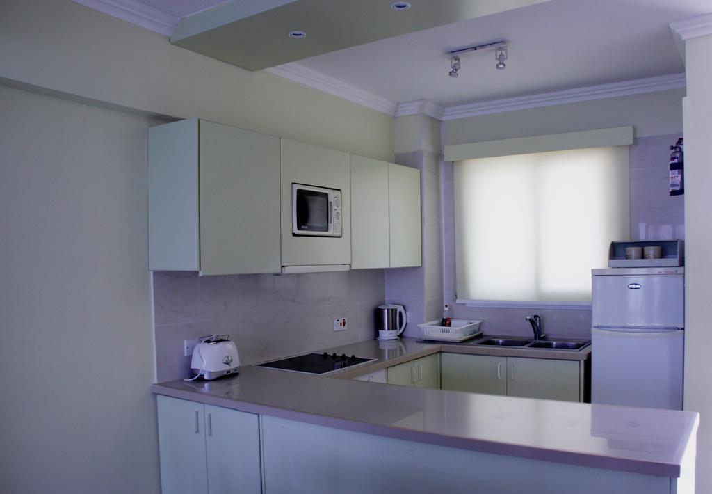 هتل Paphinia SeaView Apartments Kato Paphos