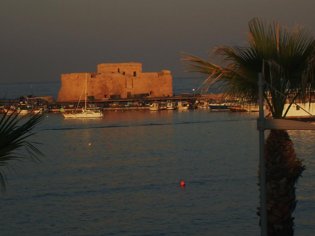 هتل Paphinia SeaView Apartments Kato Paphos