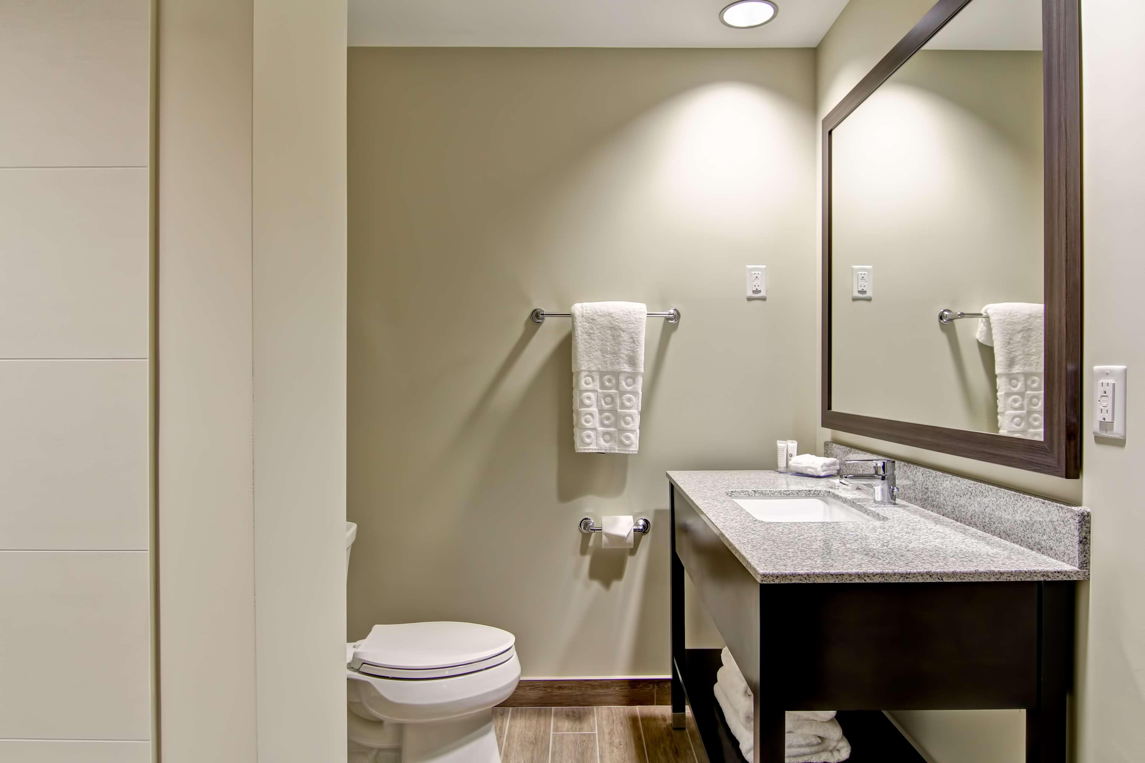 هتل Best Western London Airport Inn & Suites لندن