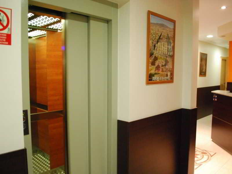 هتل Hostal Las Flores بارسلونا