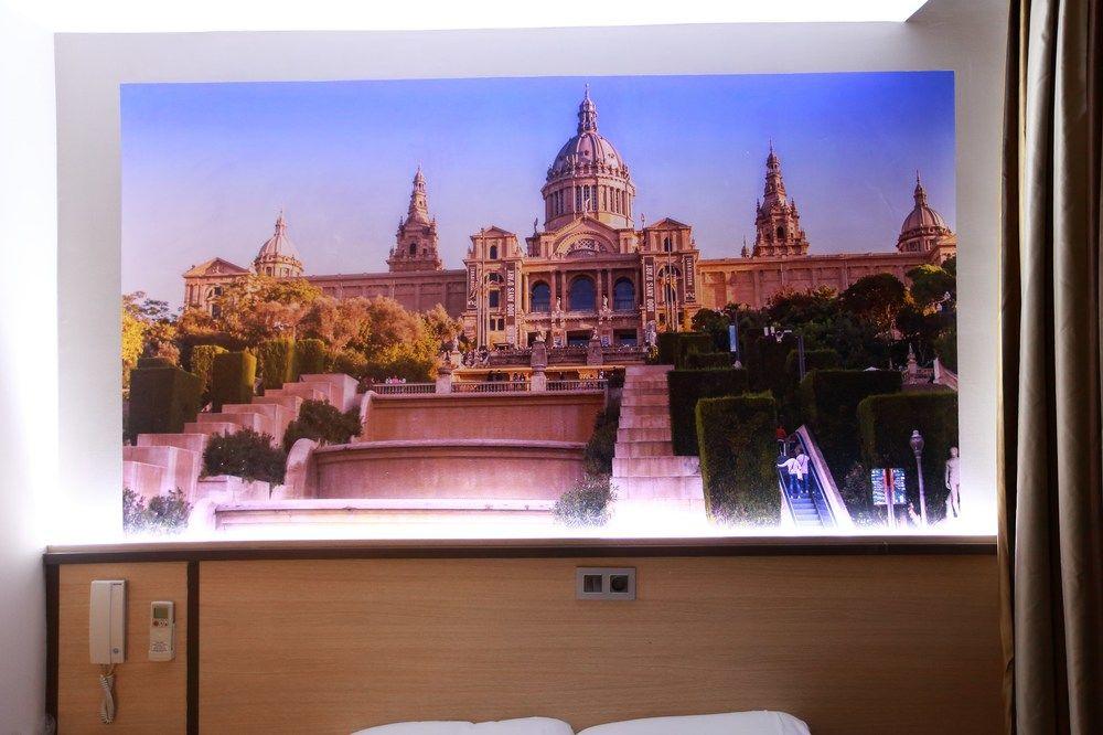 هتل Hostal Las Flores بارسلونا