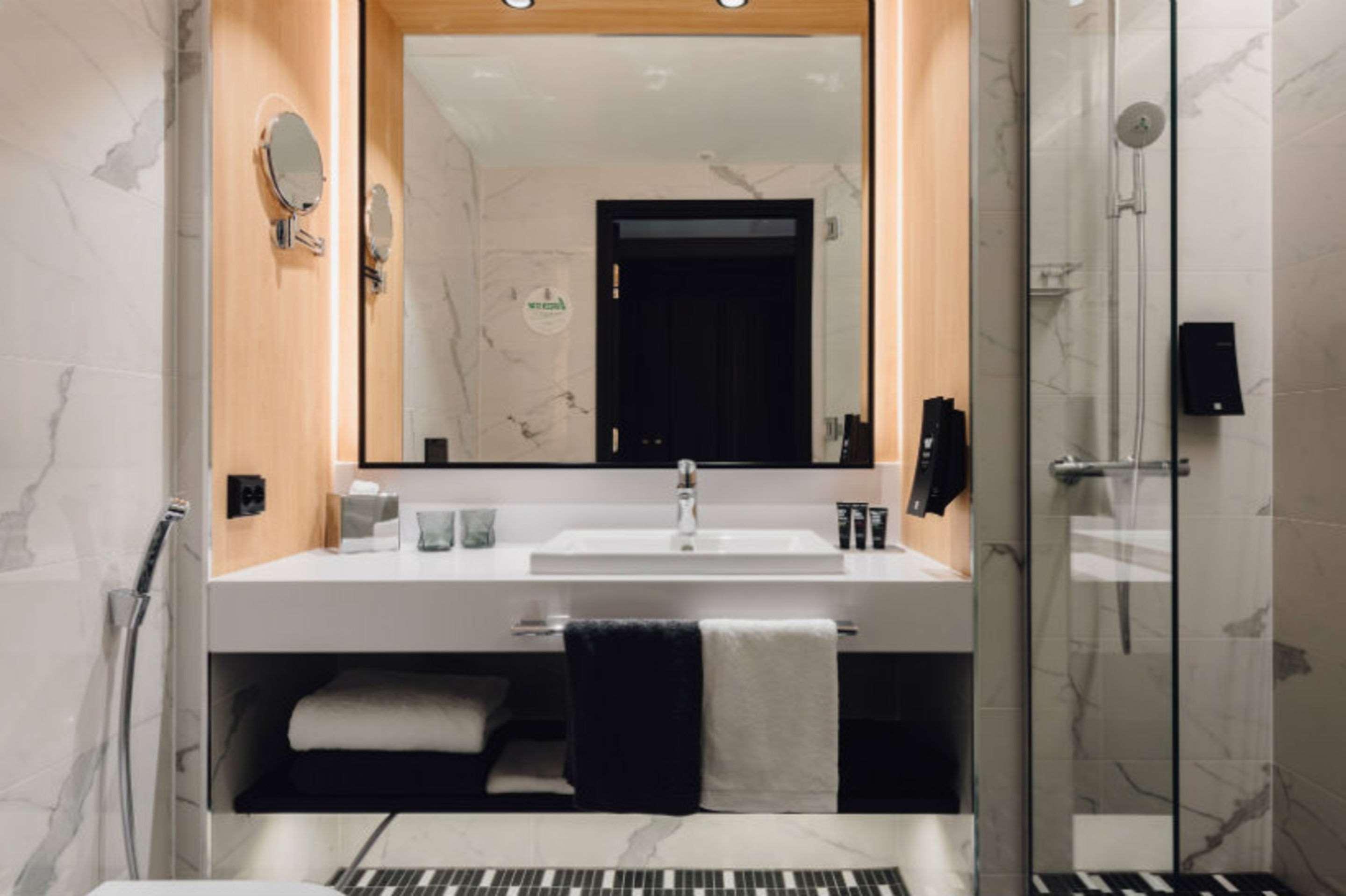 هتل Clarion Hotel Helsinki Airport Vantaa