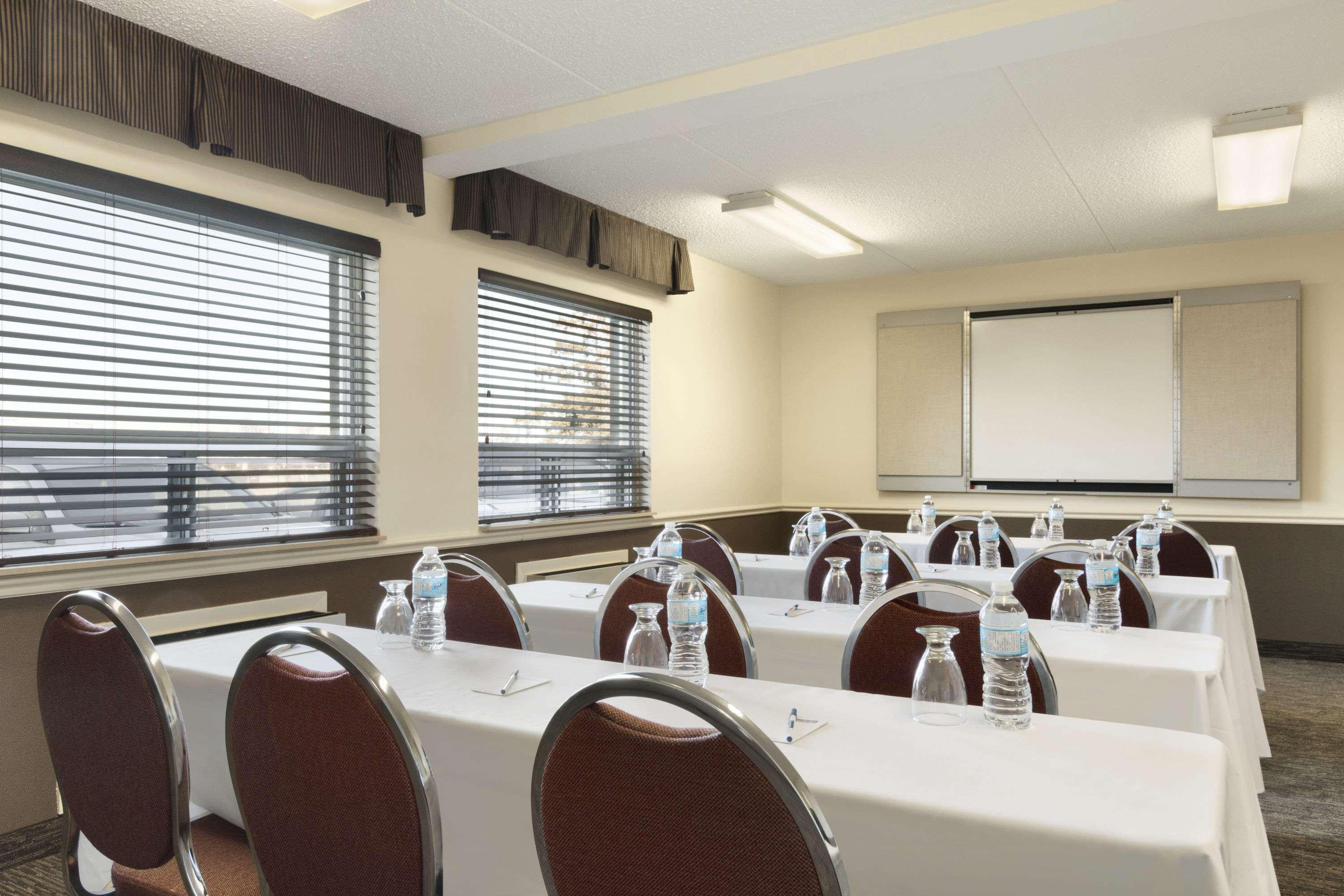 هتل Travelodge by Wyndham Edmonton South Edmonton