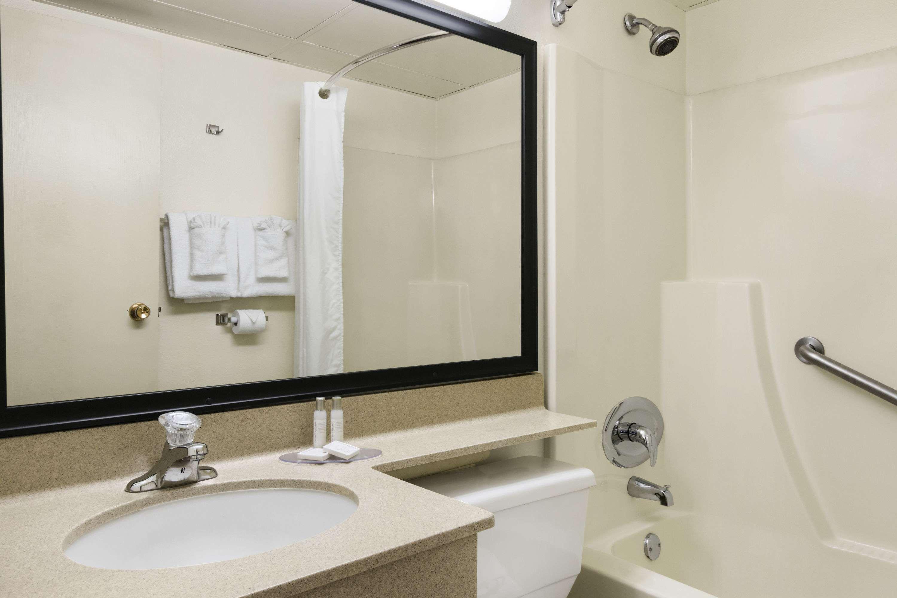 هتل Travelodge by Wyndham Edmonton South Edmonton