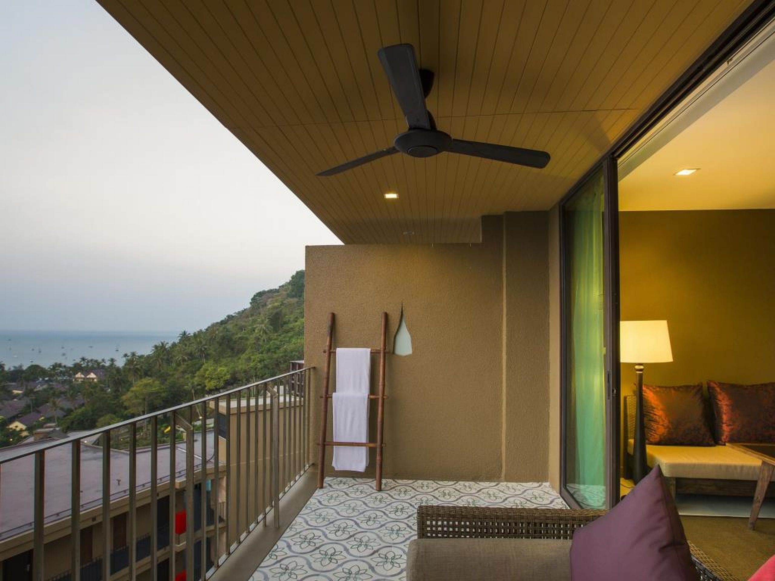 هتل Sunsuri Phuket Nai Harn Beach