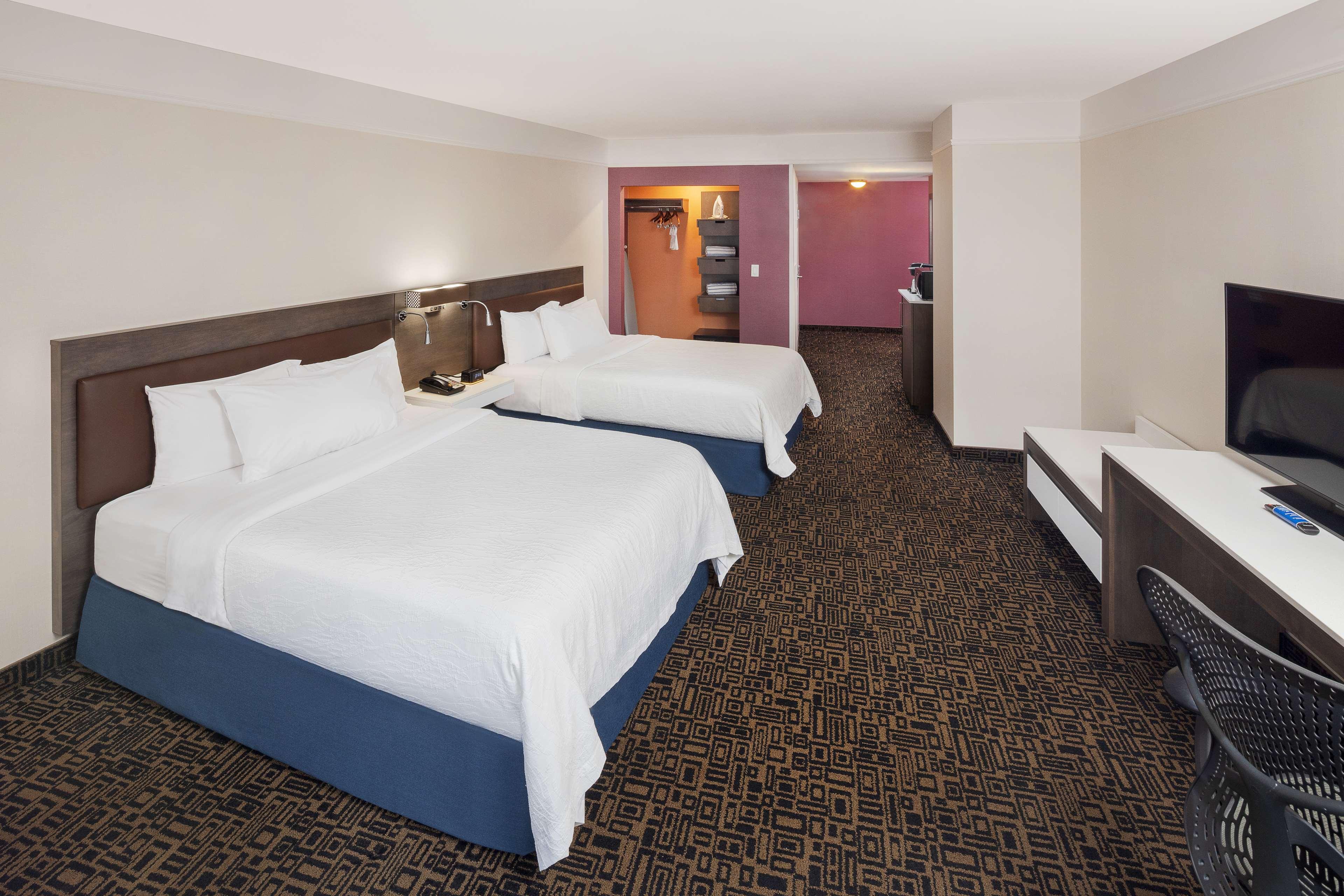 هتل Hilton Garden Inn Montreal Centre-Ville مونترال