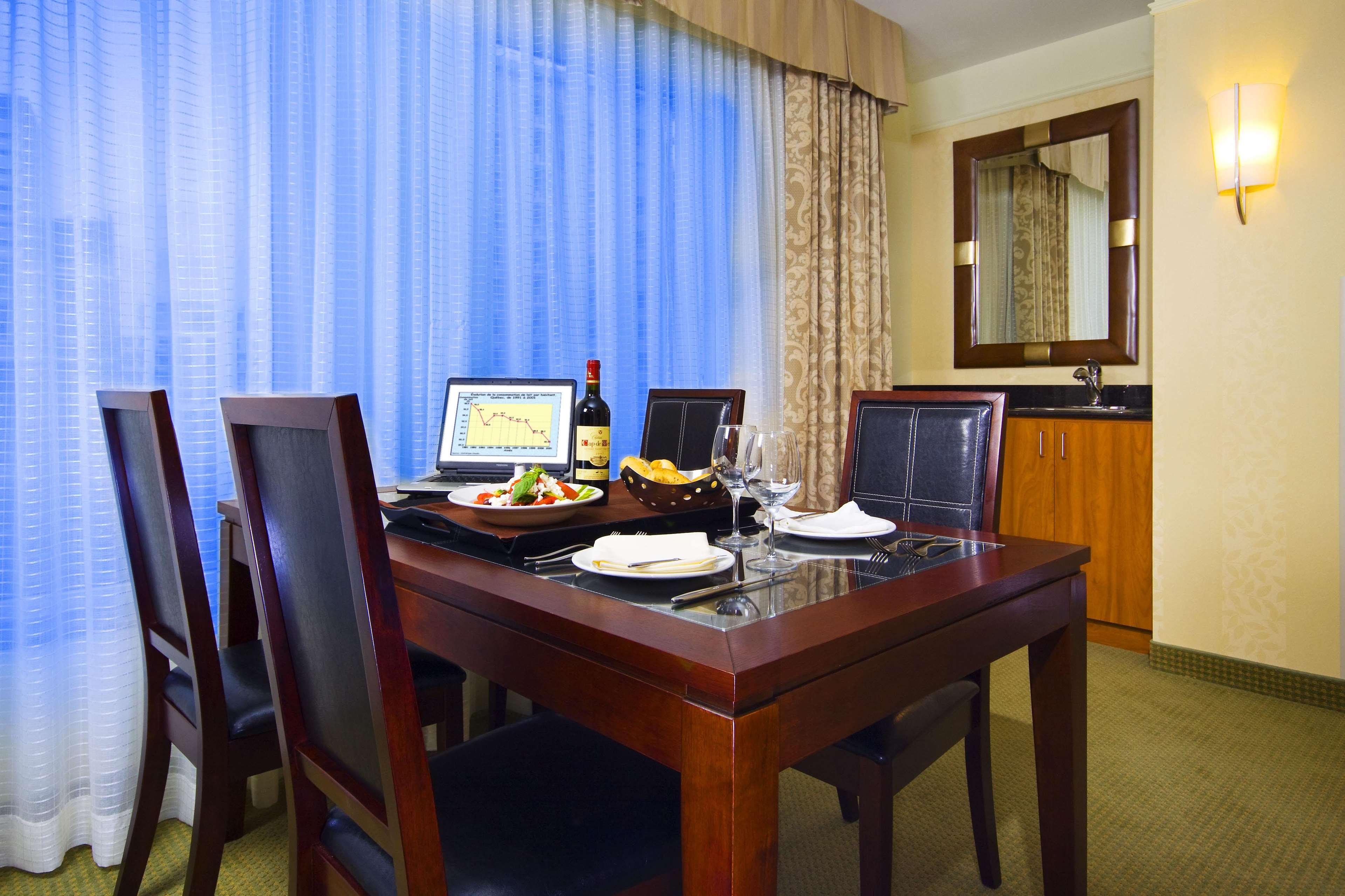 هتل Hilton Garden Inn Montreal Centre-Ville مونترال