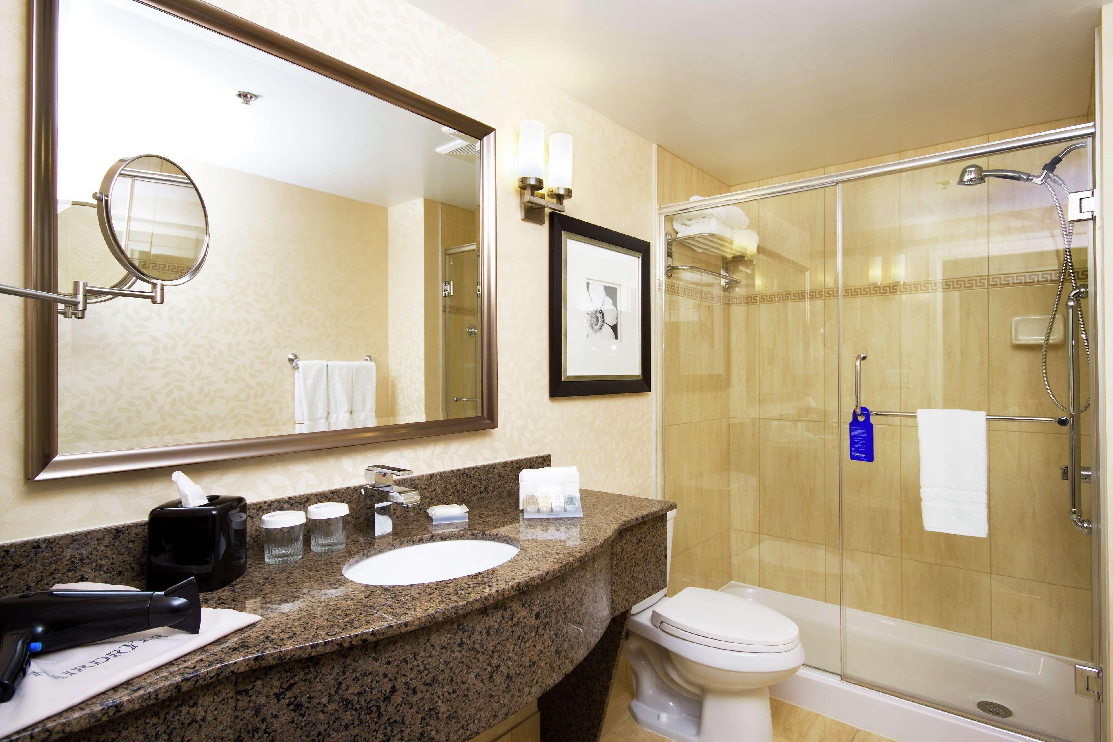 هتل Hilton Garden Inn Montreal Centre-Ville مونترال