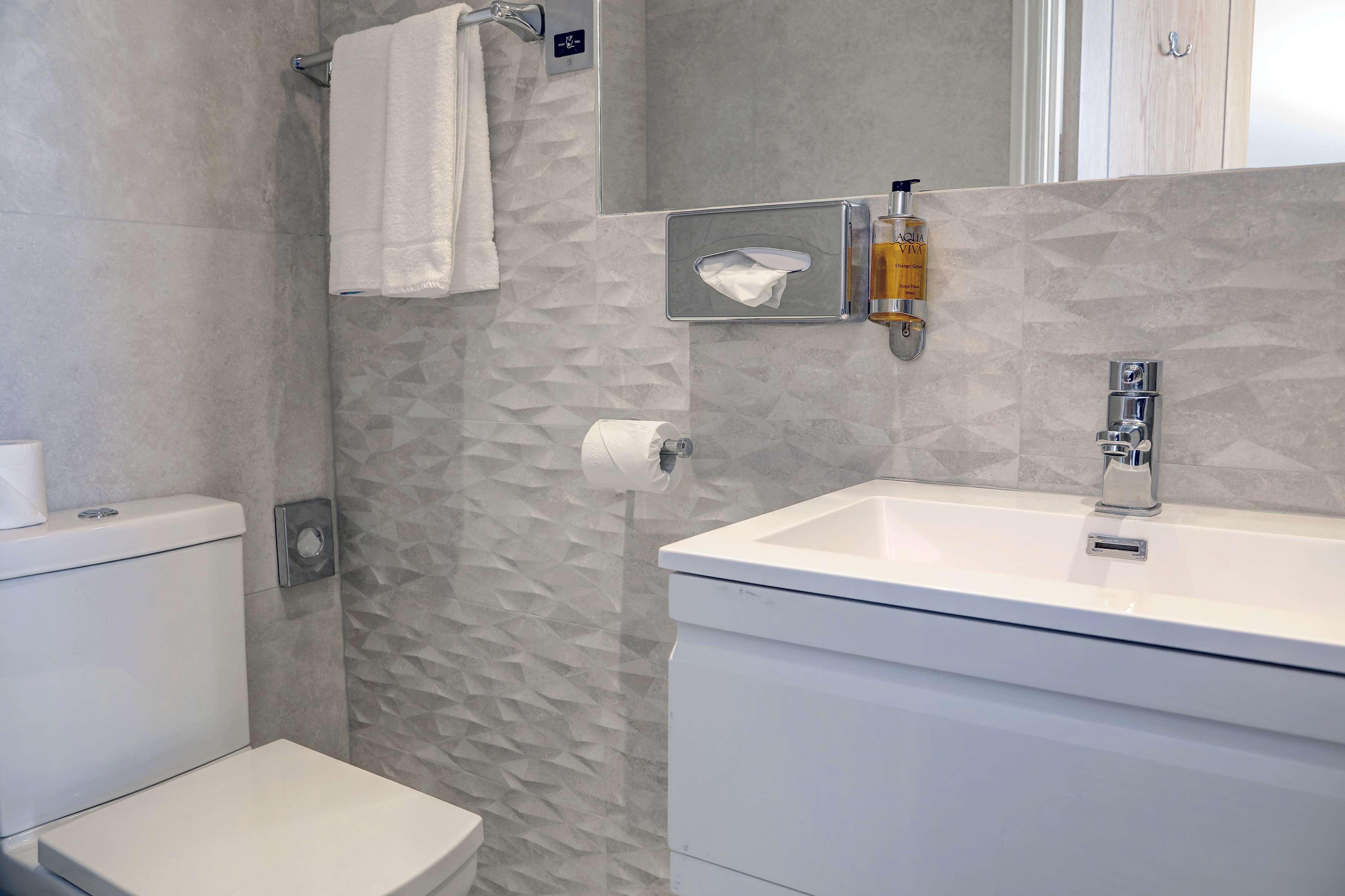 هتل Comfort Inn London Buckingham Palace Road لندن