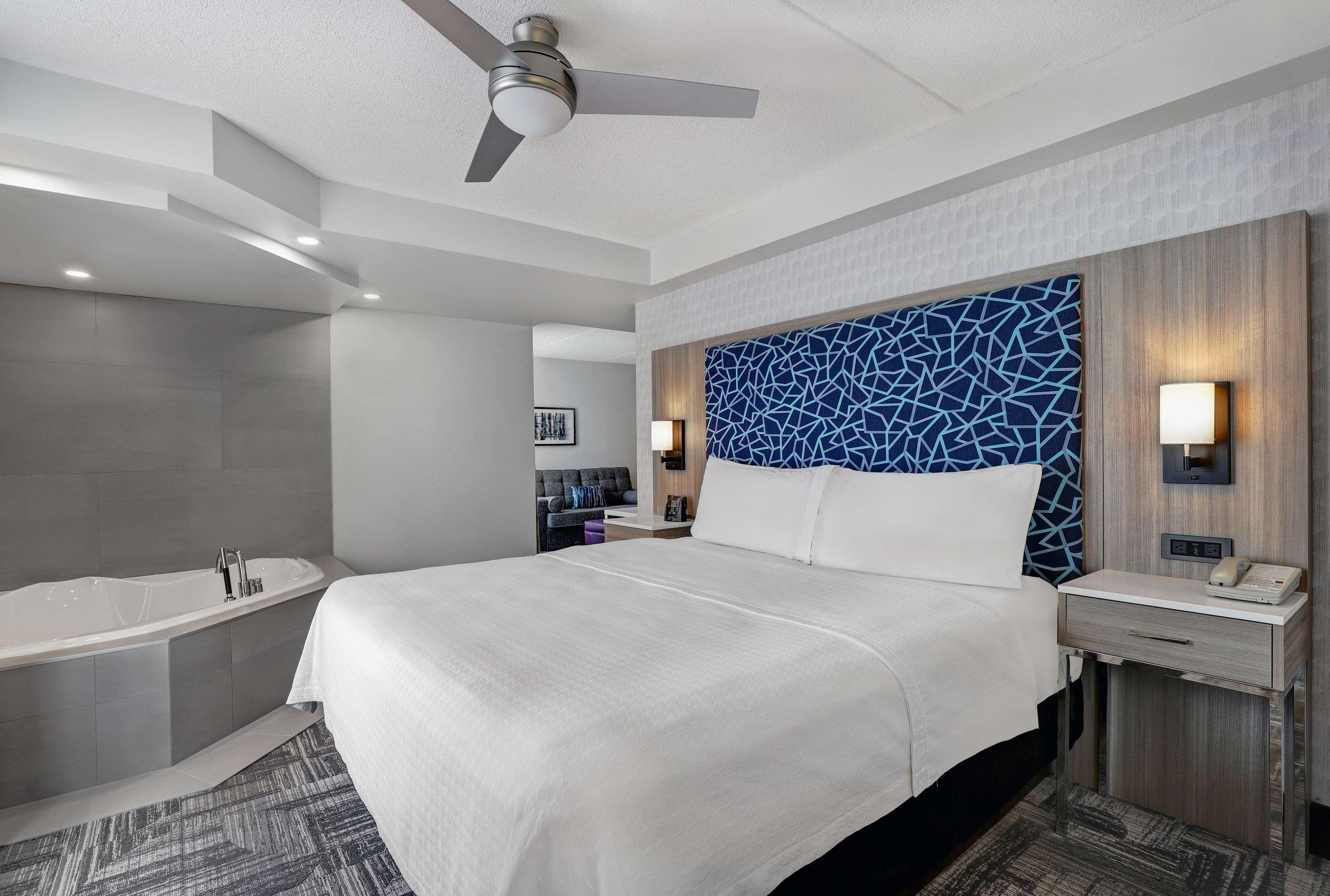 هتل Homewood Suites by Hilton London Ontario لندن
