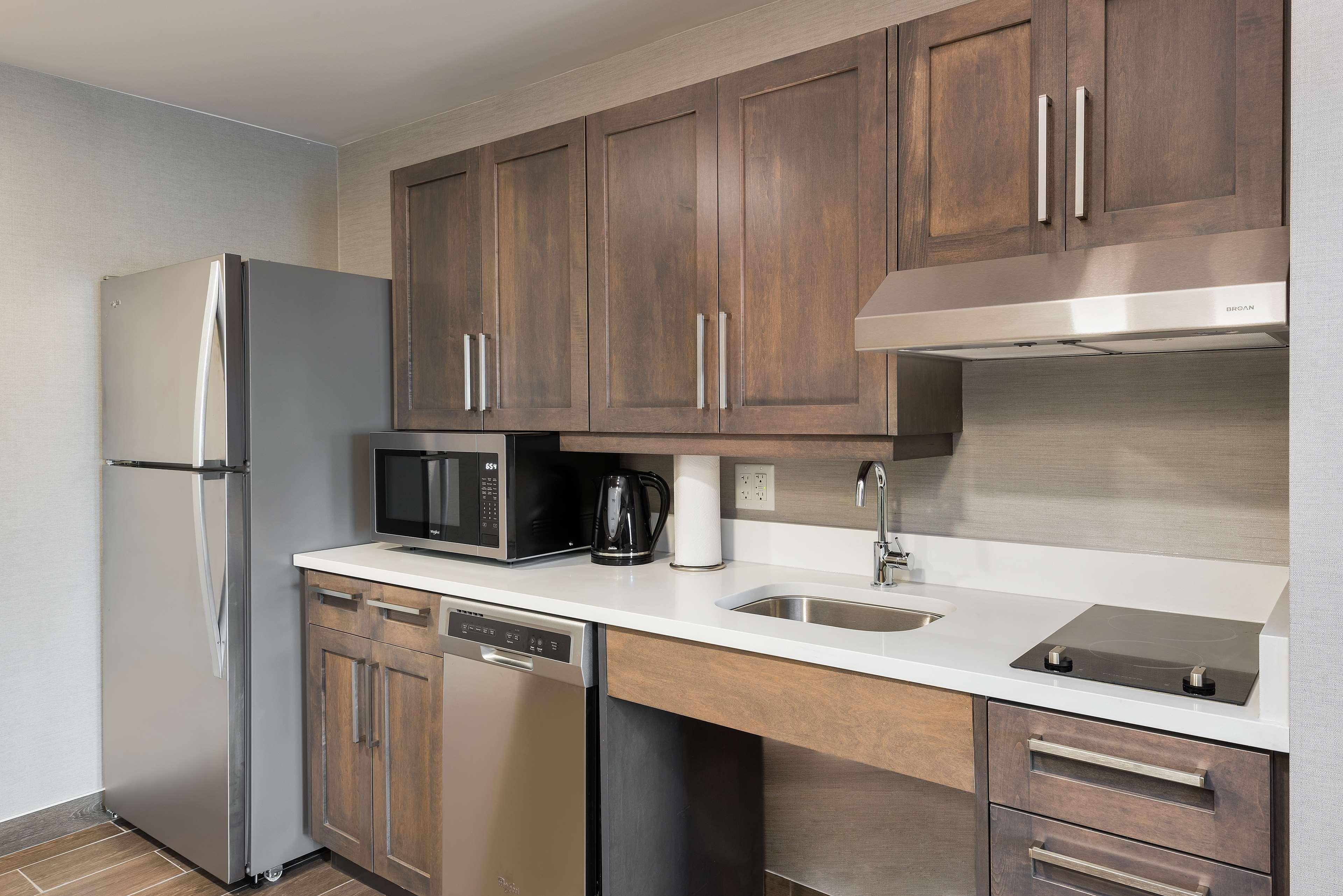 هتل Homewood Suites by Hilton Ottawa Airport اوتاوا