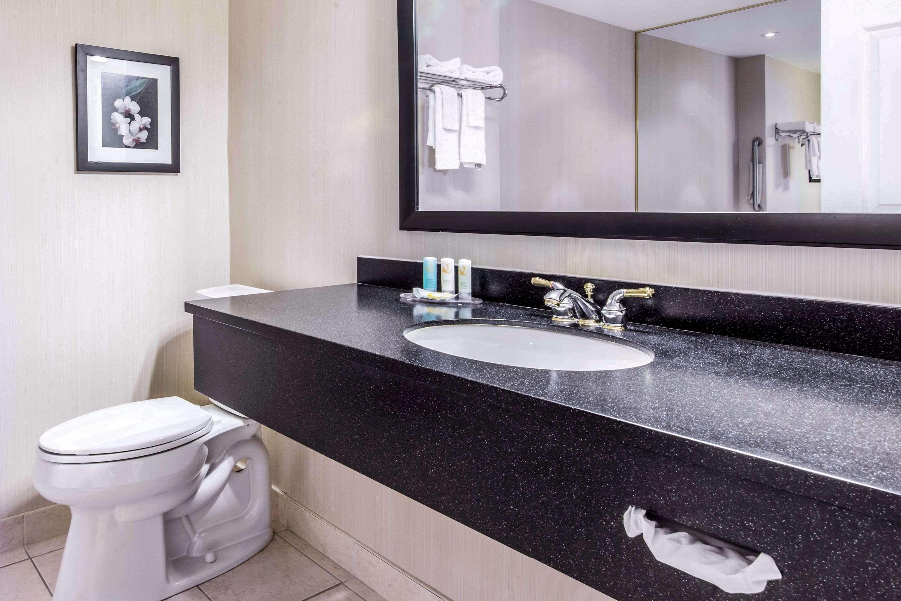 هتل Quality Inn Airport West Mississauga