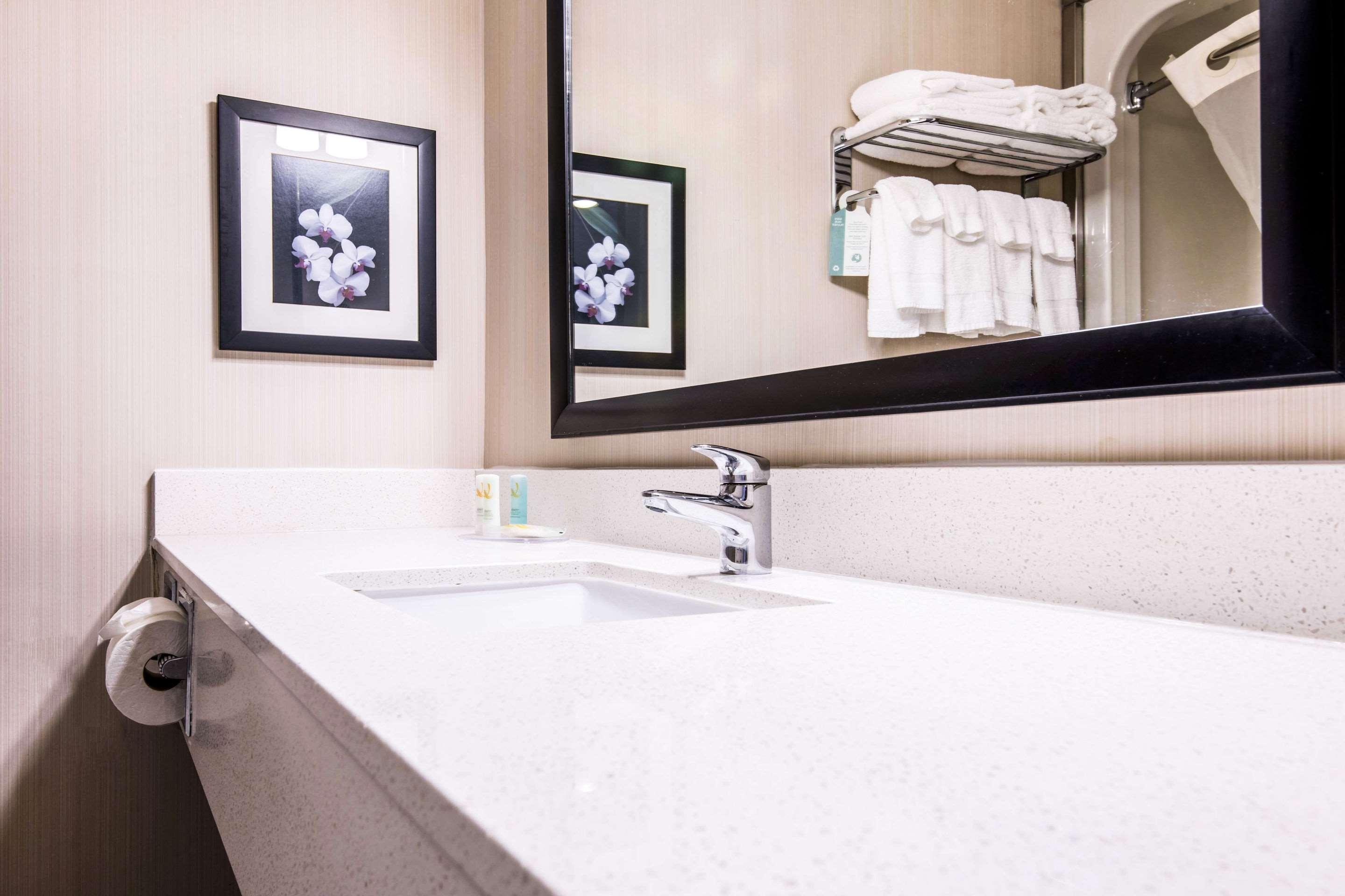 هتل Quality Inn Airport West Mississauga