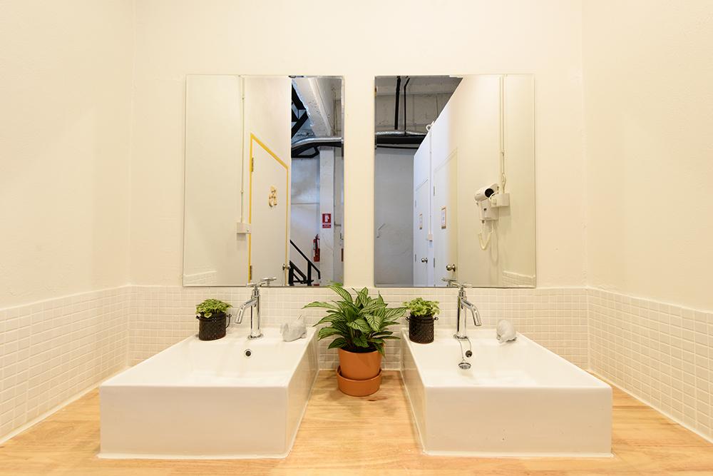 هتل Warm White Hostel بانگکوک