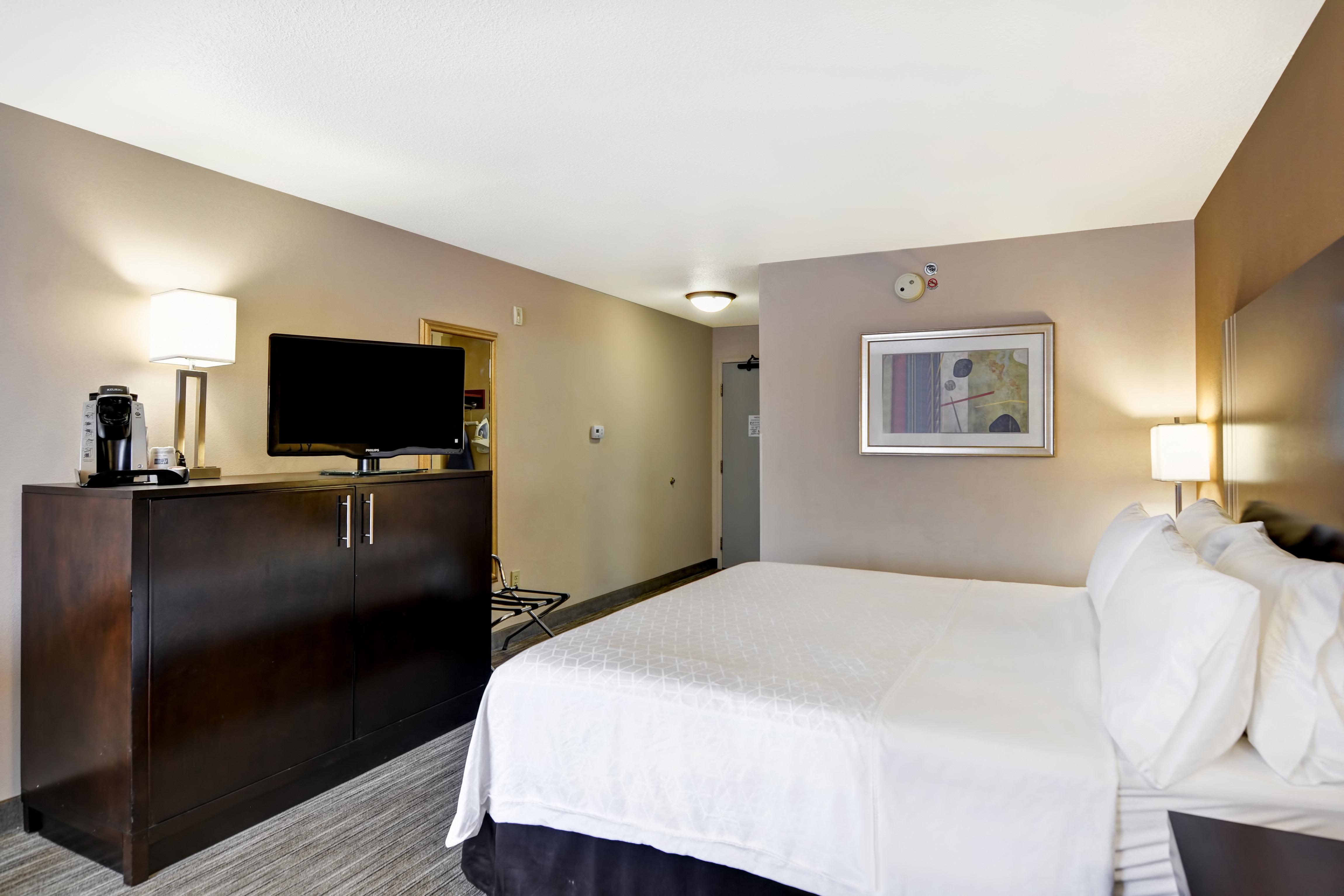 هتل Holiday Inn Express Hotel & Suites Milwaukee - New Berlin نیو برلین