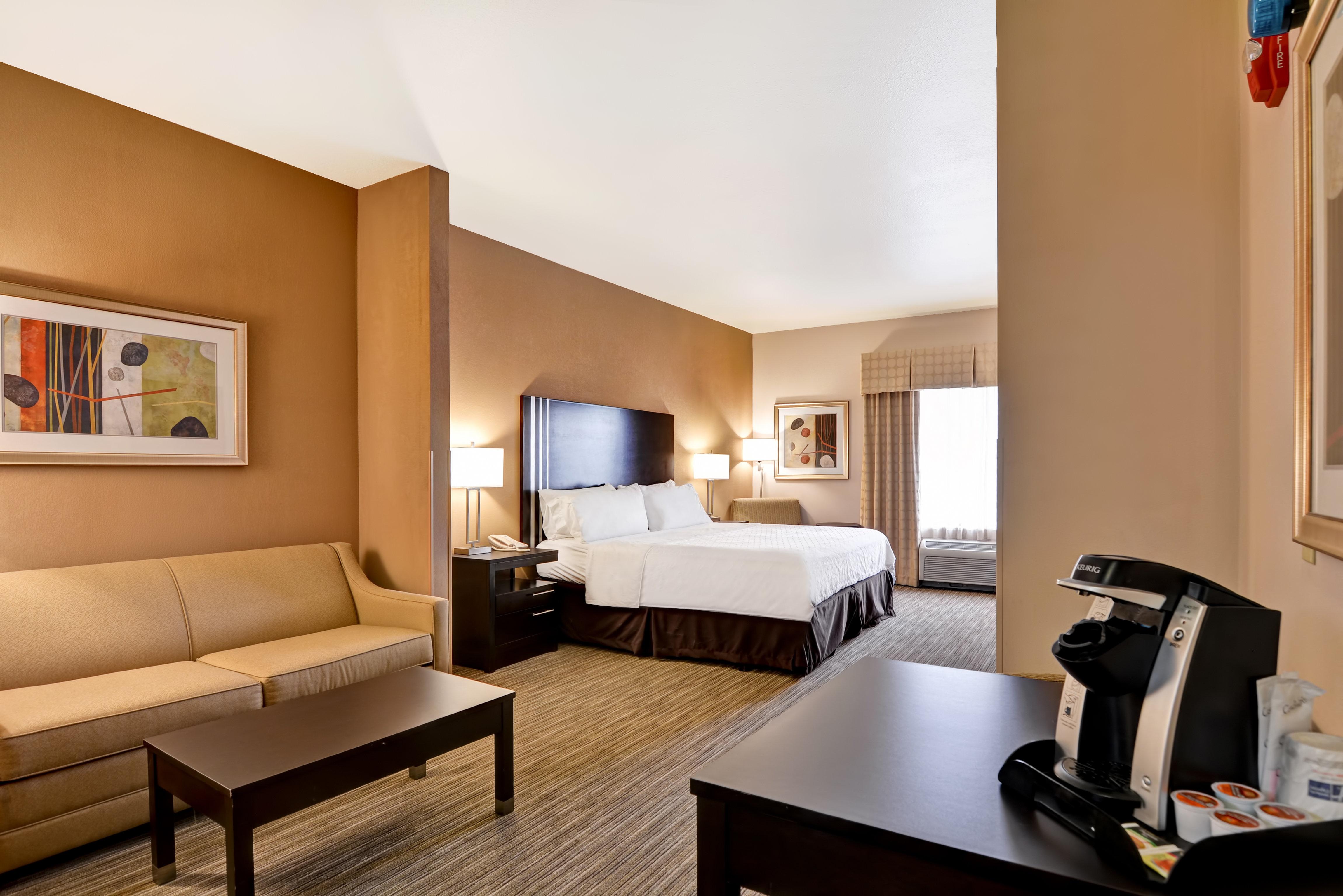 هتل Holiday Inn Express Hotel & Suites Milwaukee - New Berlin نیو برلین