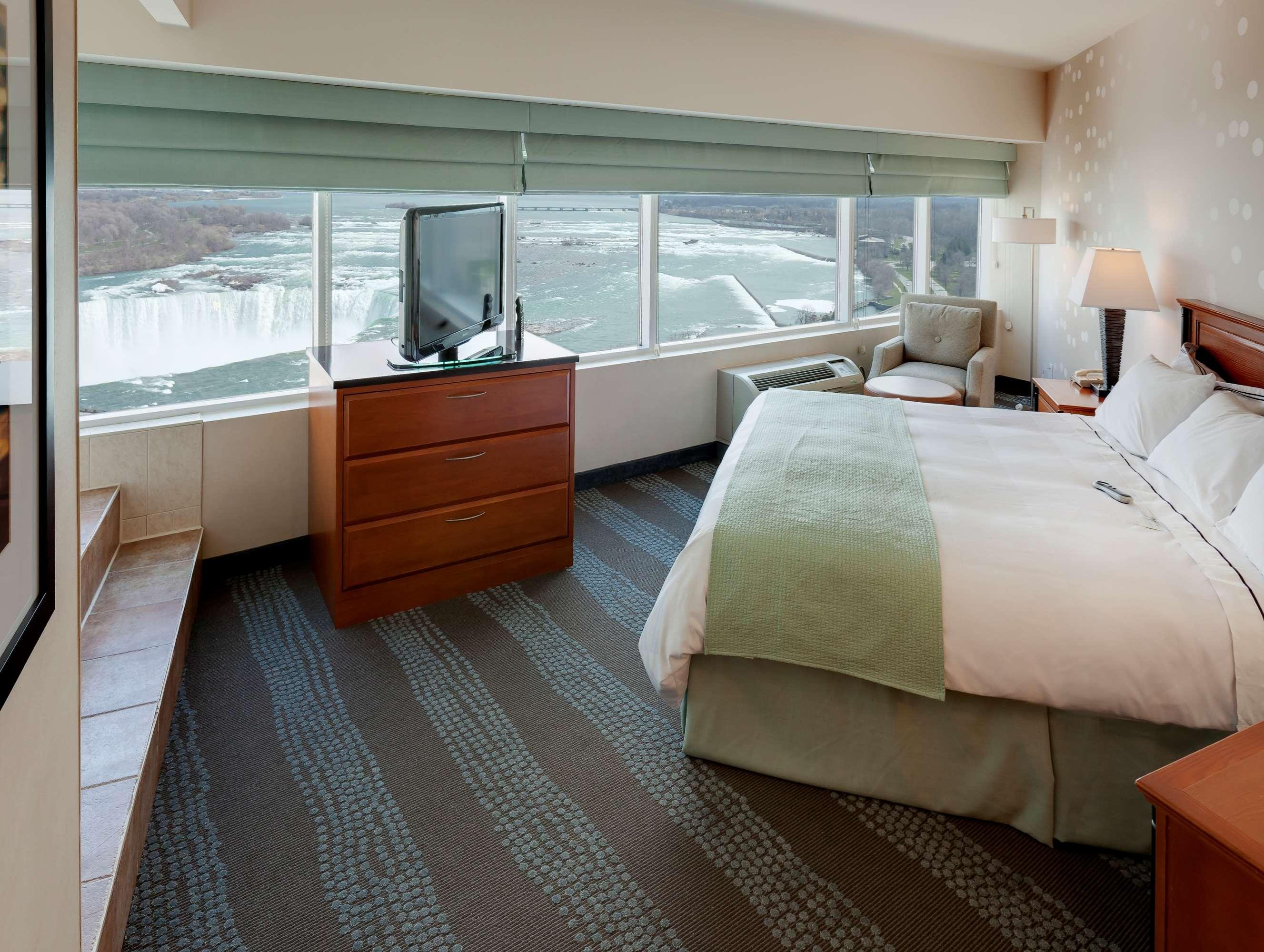 هتل Radisson Hotel & Suites Fallsview آبشار نیاگارا