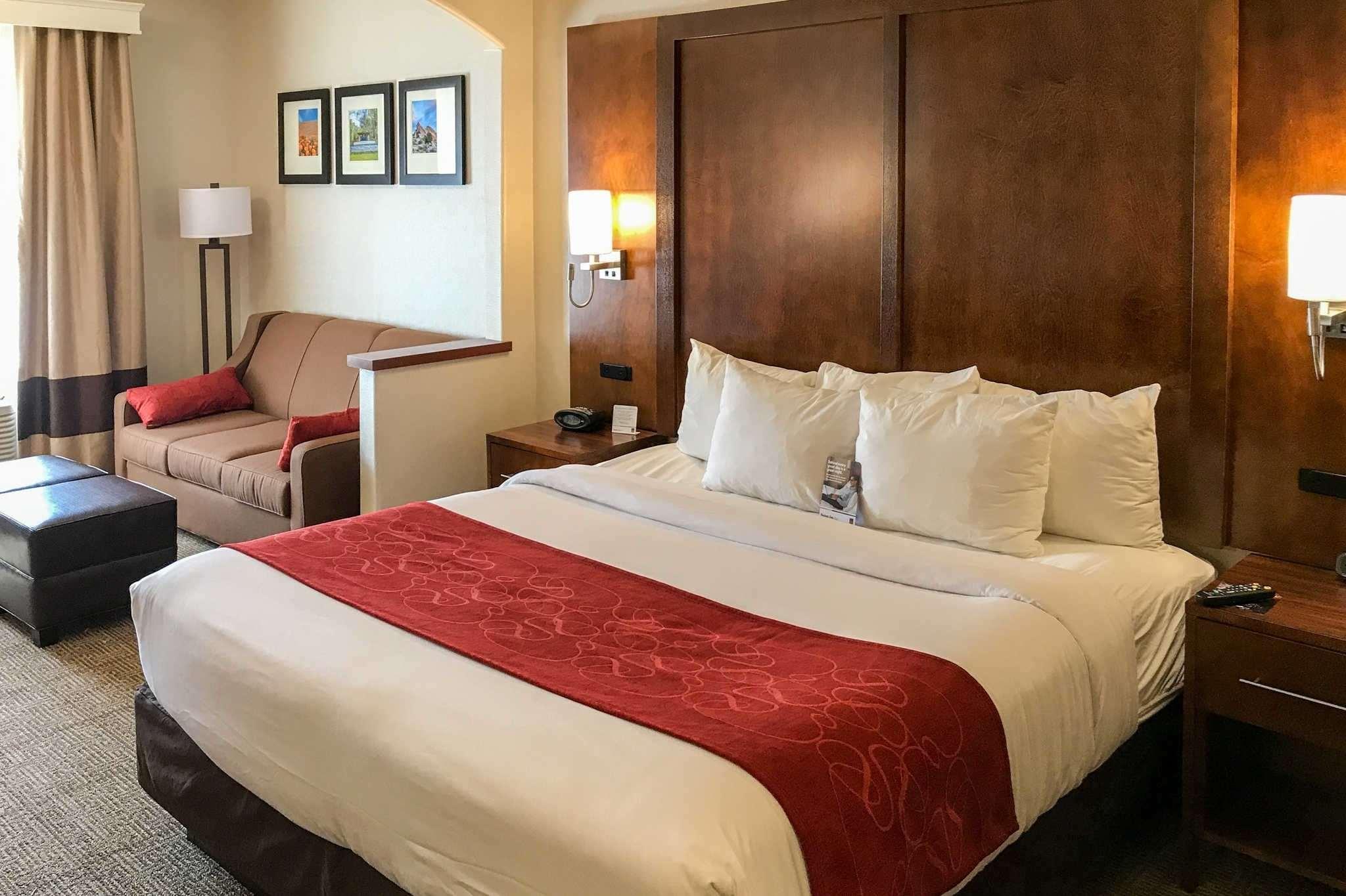 تصاویر Hotel Comfort Suites Near Six Flags Magic Mountain