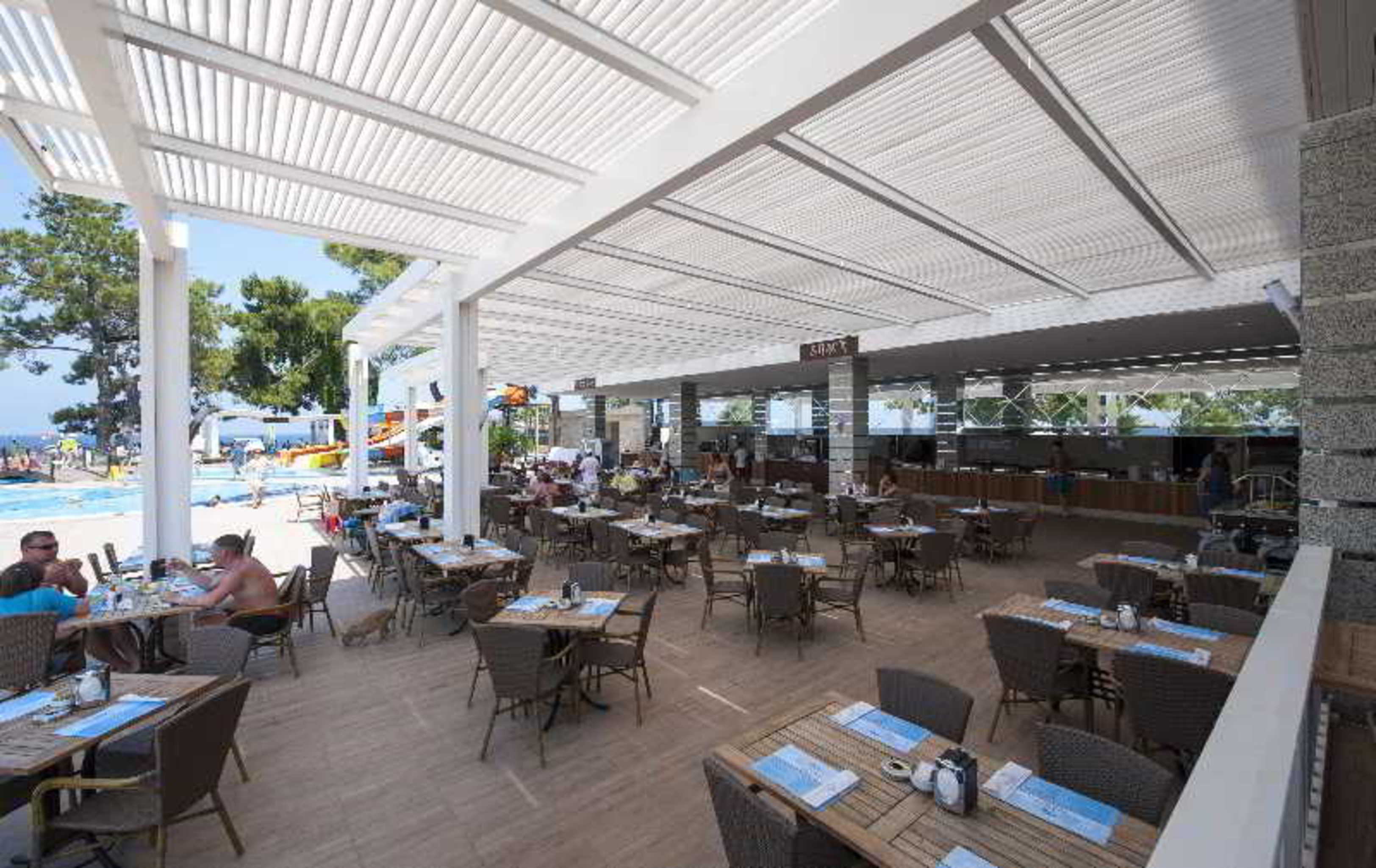 هتل Crystal Aura Beach Resort & Spa کمر