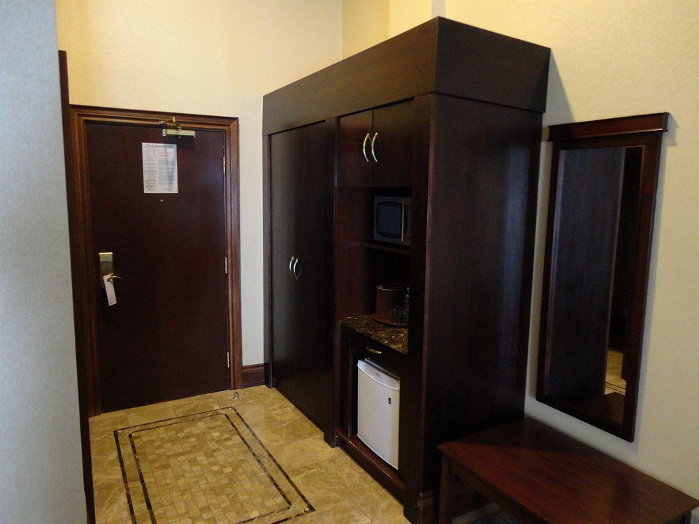 هتل Woodbine Hotel and Suites تورنتو