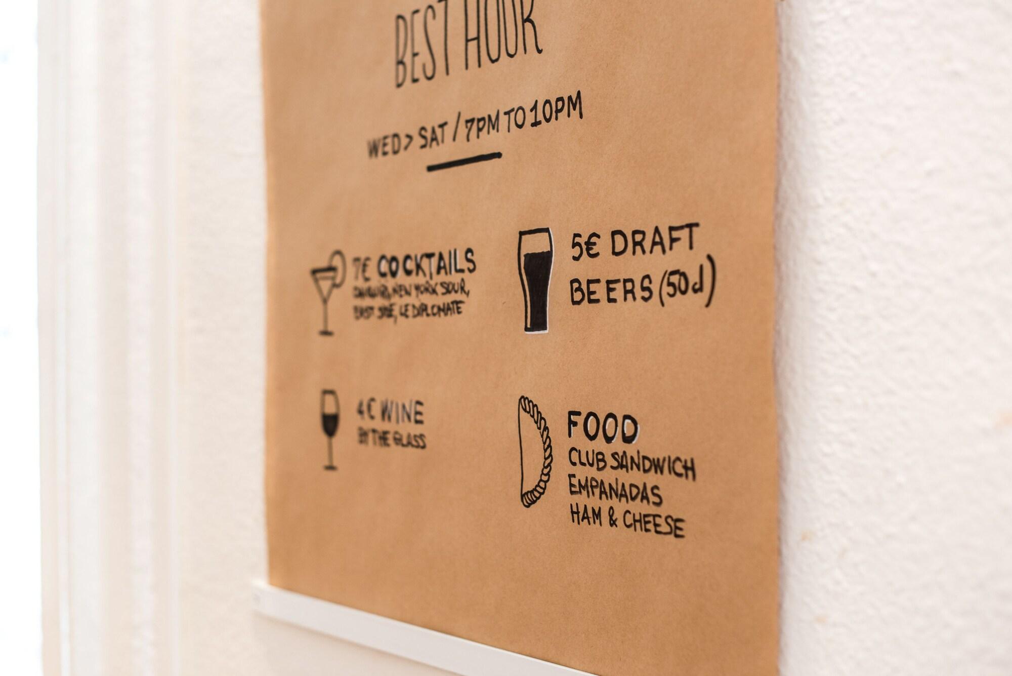 هتل Away Hostel & Coffee Shop لیون