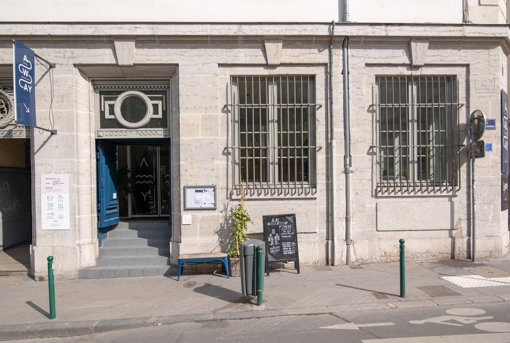 هتل Away Hostel & Coffee Shop لیون